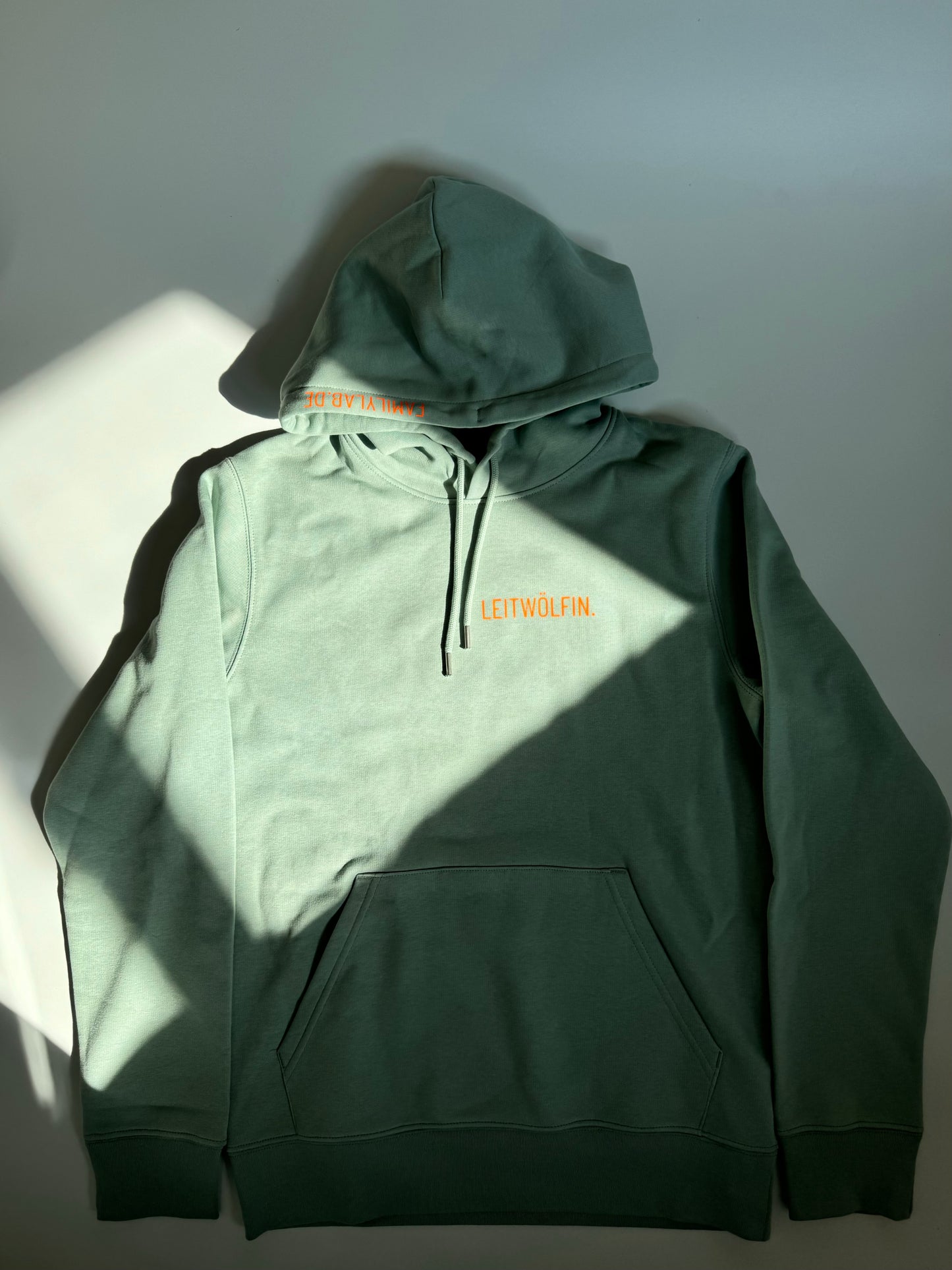 Hoodie Unisex 'Leitwölfin / Leitwolf.': Aloe / Neon Orange