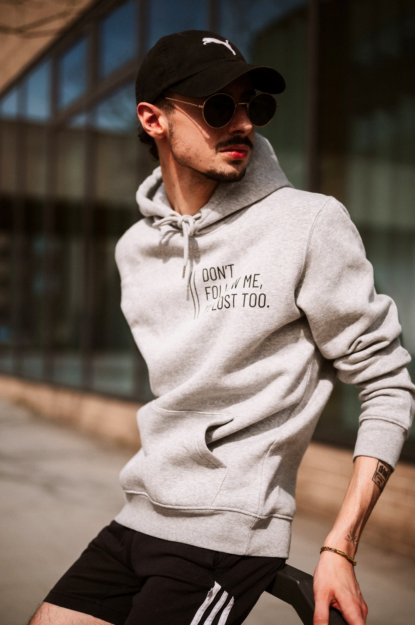 Hoodie Unisex 'Don't follow me, I'm lost too.': Heather Grey / Schwarz