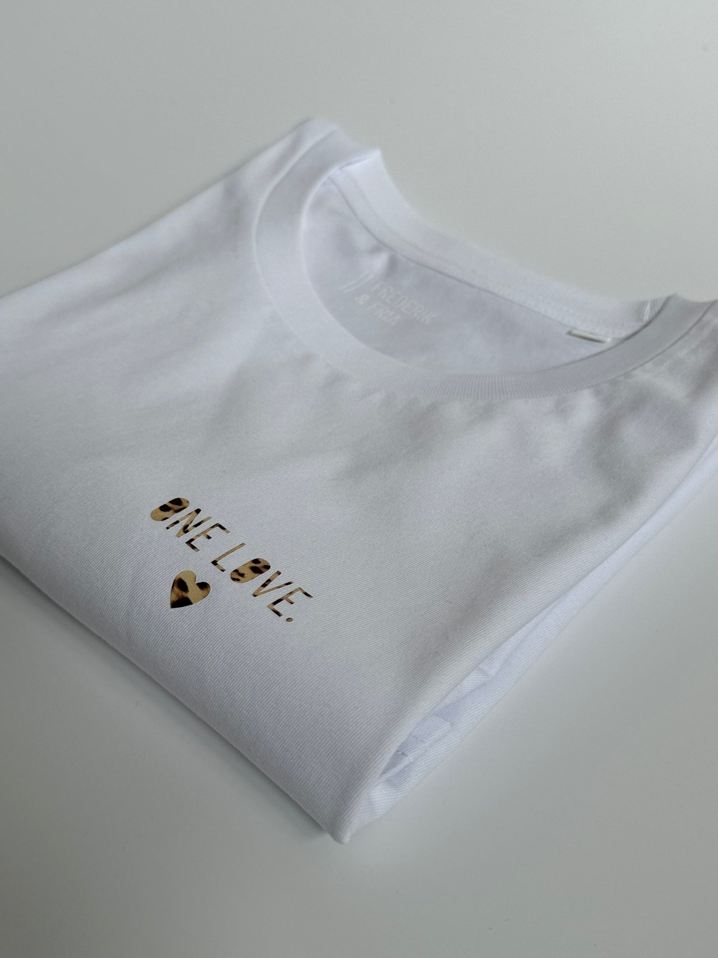 T-Shirt Unisex 'One Love’, weiß, schwarz / leo