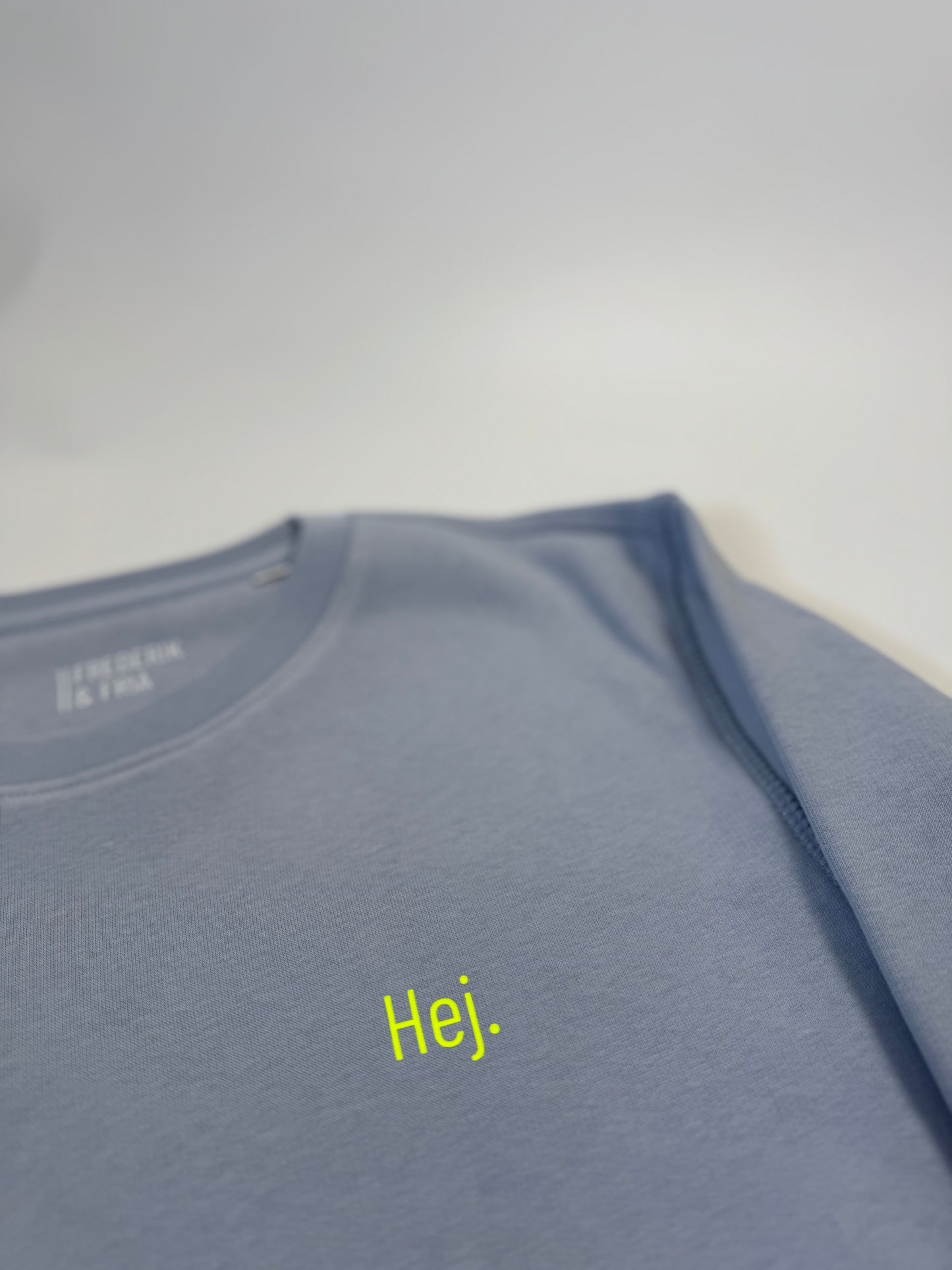 Sweatshirt Unisex 'Hej.': Serene Blue / Neon Gelb
