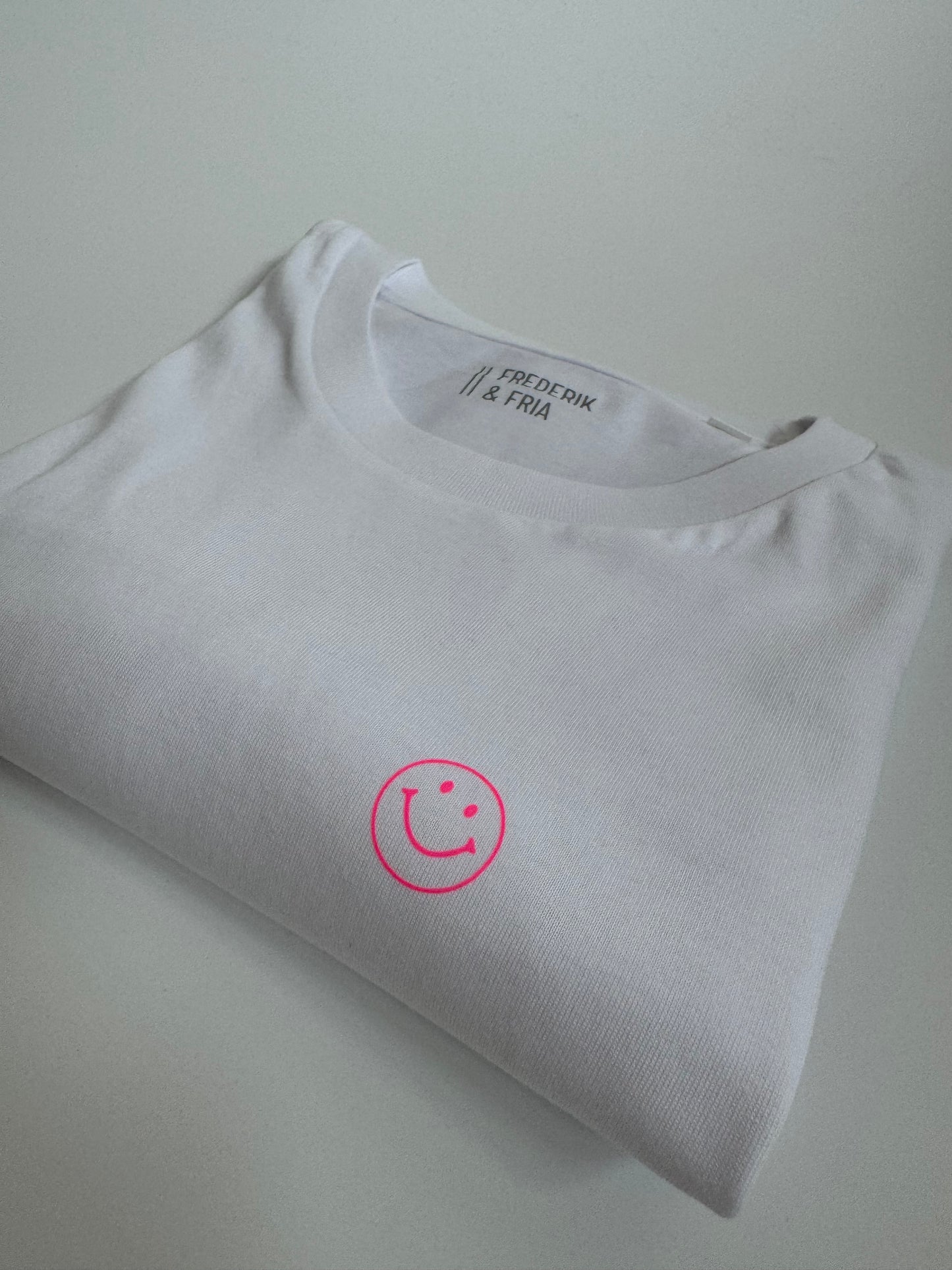 T-Shirt Unisex Friendly Smile: weiß / neon pink