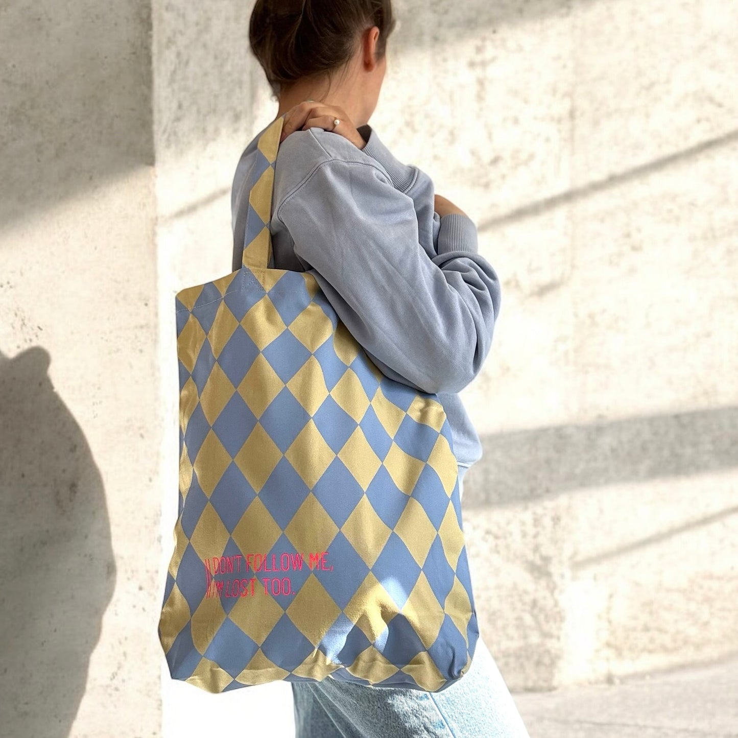 Einkaufstasche 'Don't follow me...' Raute Hellblau / Neon Pink
