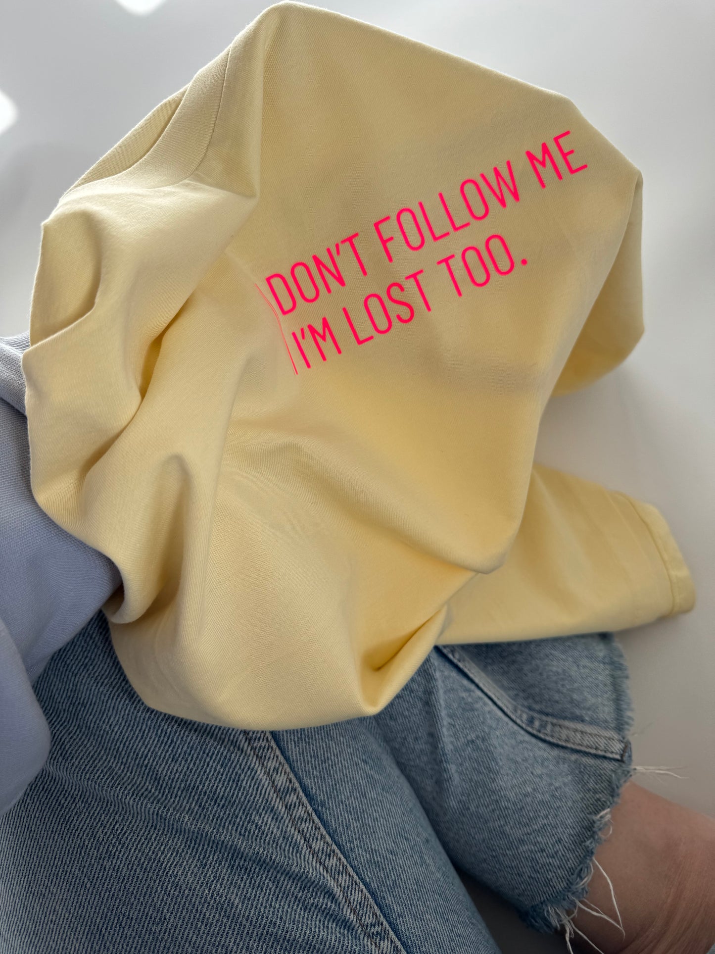 Frauen-Shirt ‚Don’t follow me, I‘m lost too.‘: butter / neon pink