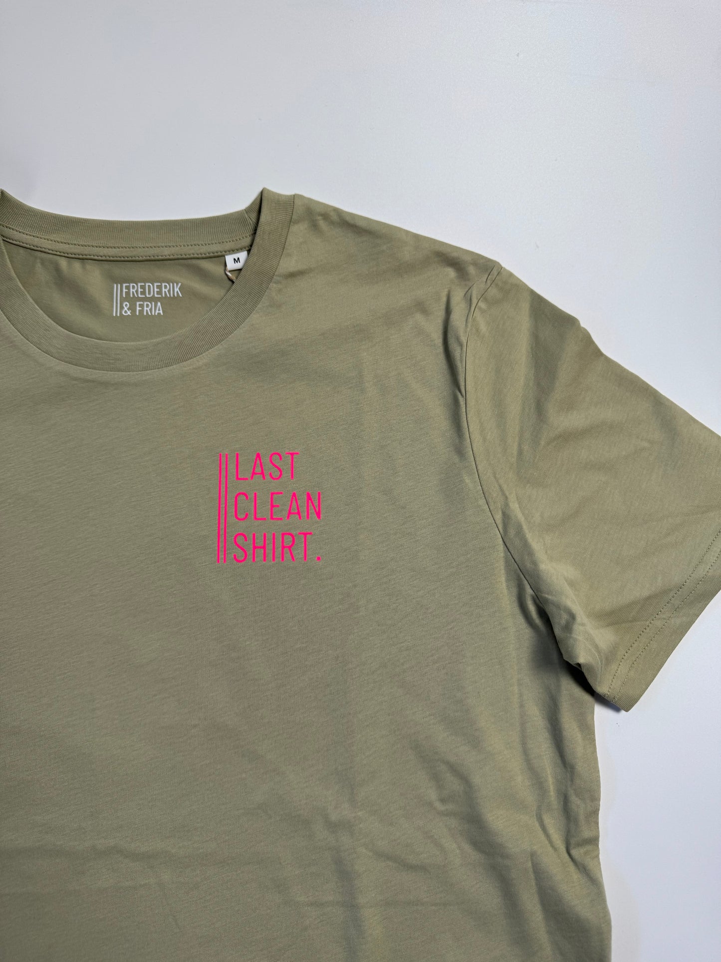 T-Shirt Unisex ‚Last Clean Shirt.‘ Graugrün / Neon Pink