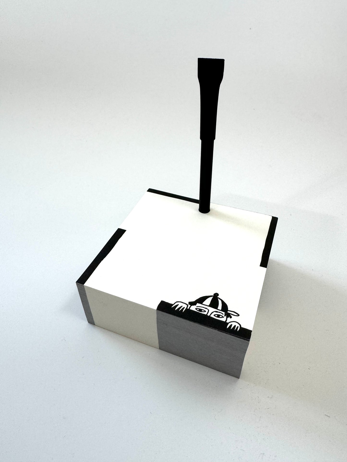 Block mit Stift ‚Peeking‘