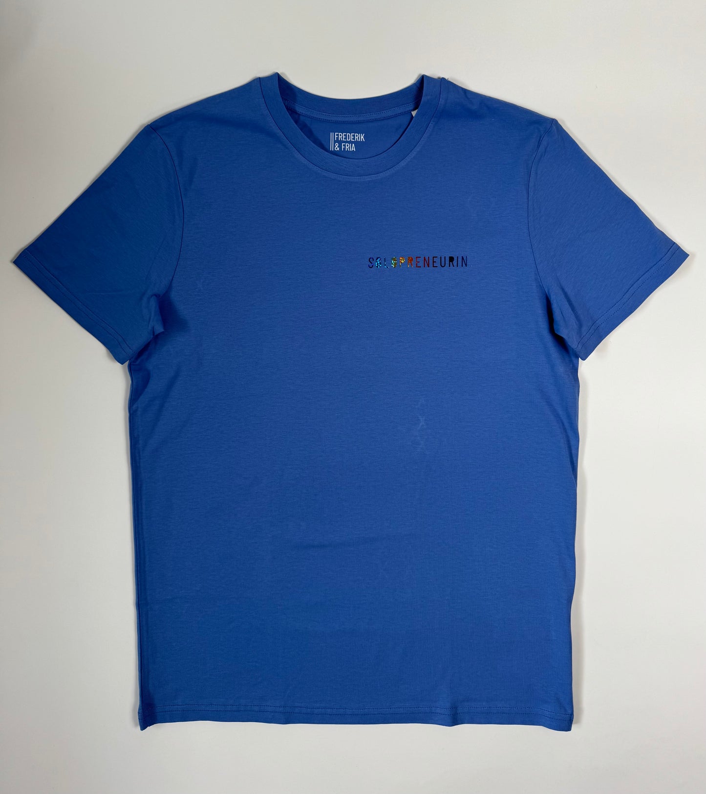 T-Shirt Unisex, ‚Solopreneurin’, Blau / Regenbogen
