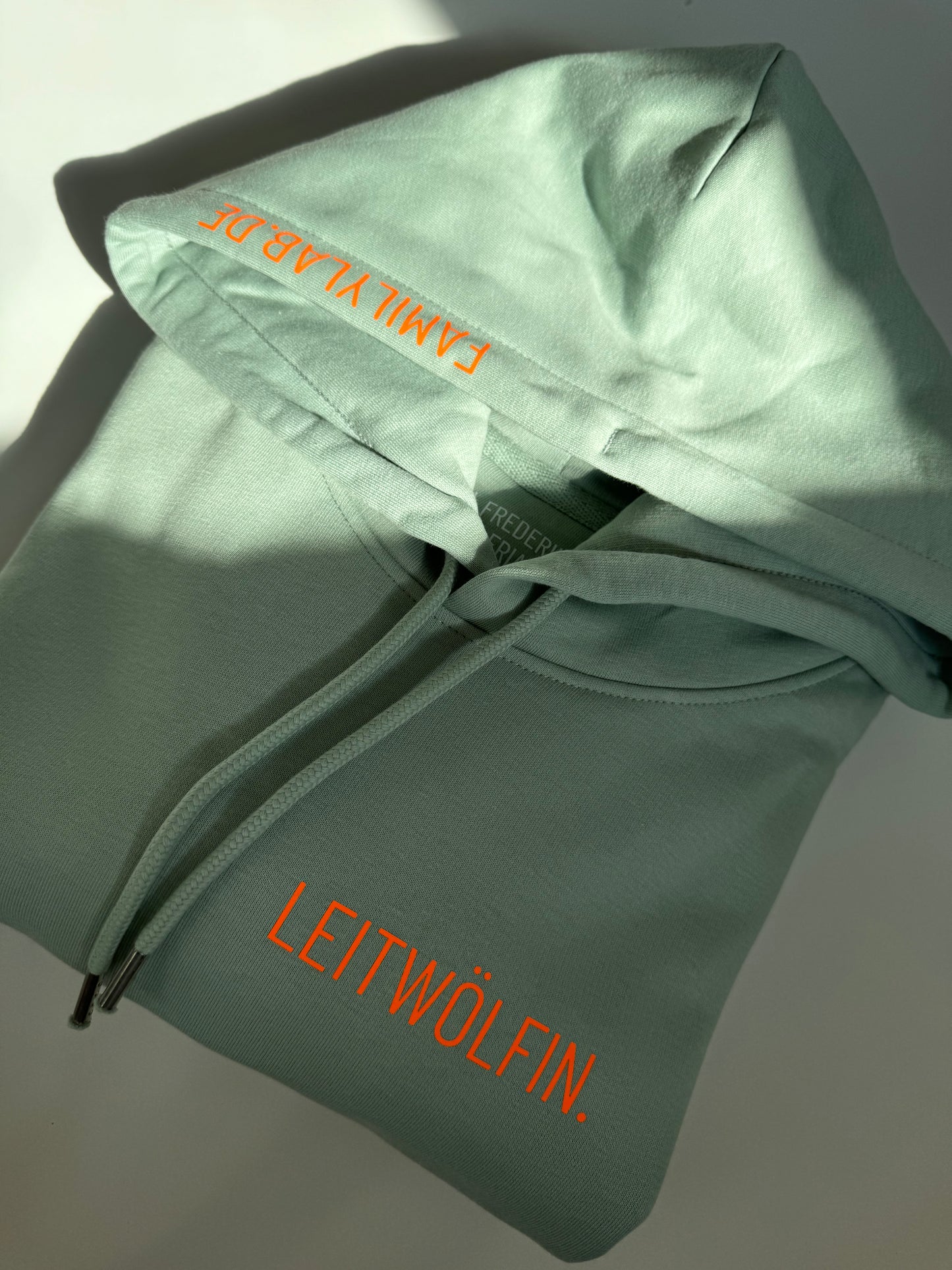 Hoodie Unisex 'Leitwölfin / Leitwolf.': Aloe / Neon Orange