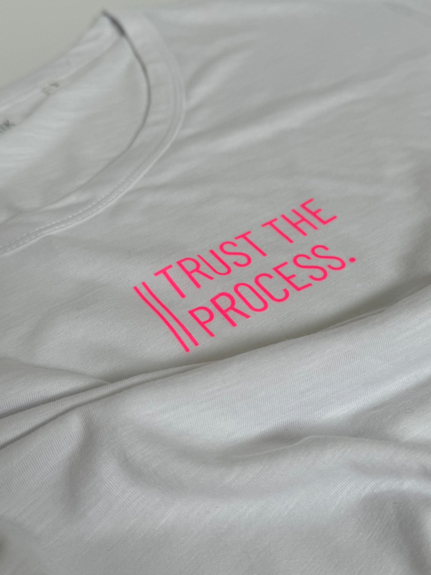 T-Shirt Frauen ‚Trust the process‘: weiß / neon pink