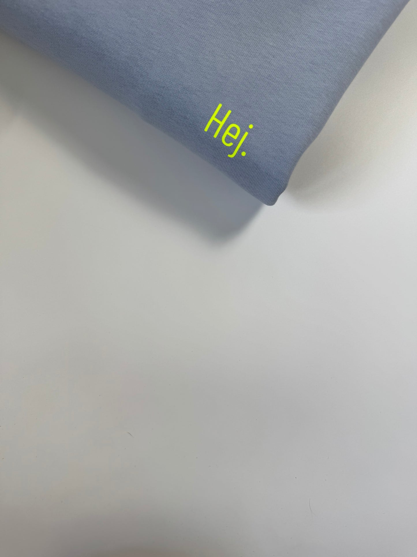 Sweatshirt Unisex 'Hej.': Serene Blue / Neon Gelb
