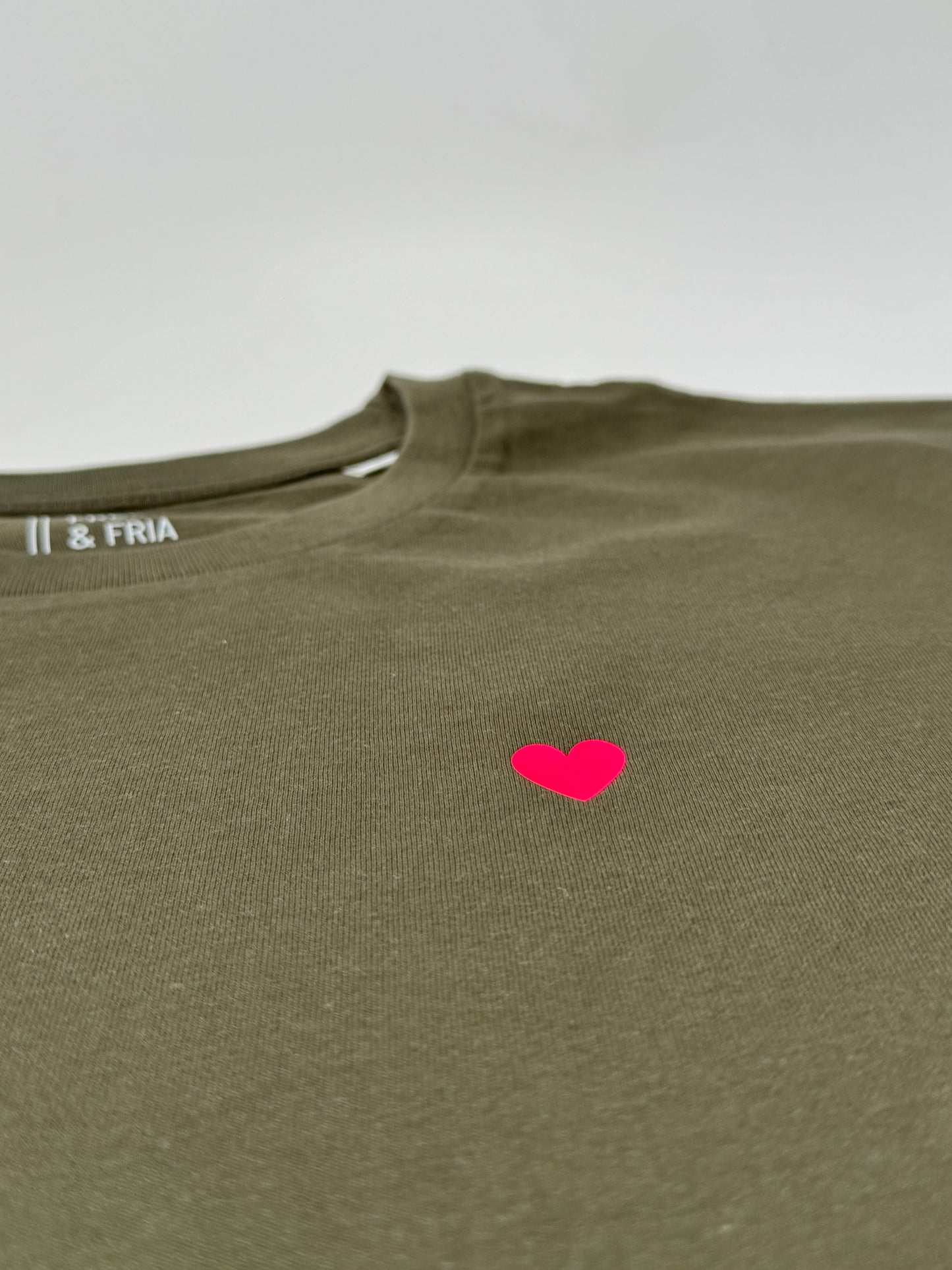 T-Shirt Unisex, Herzdruck: Khaki / Neon Pink