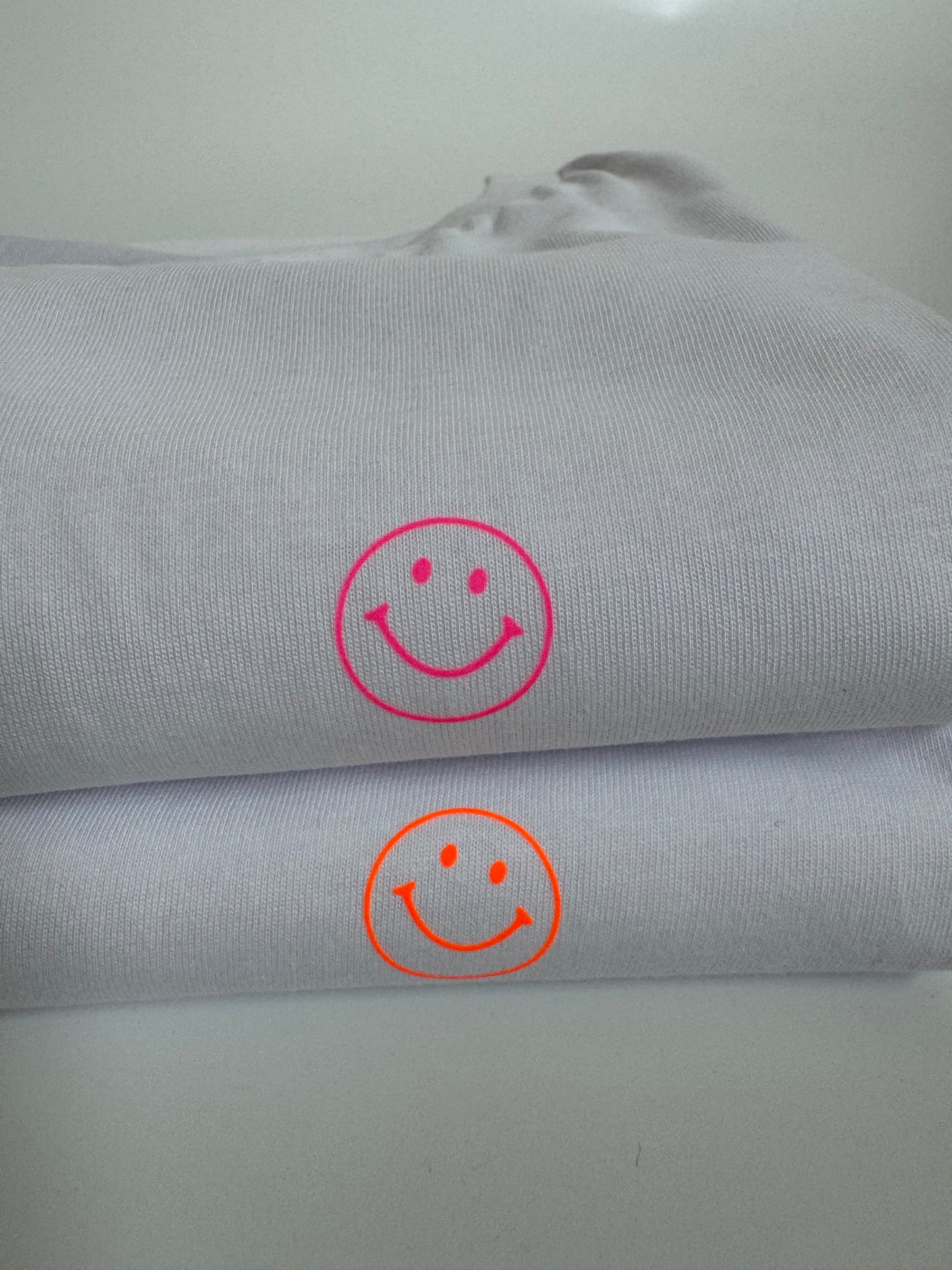 T-Shirt Unisex Friendly Smile: weiß / neon pink
