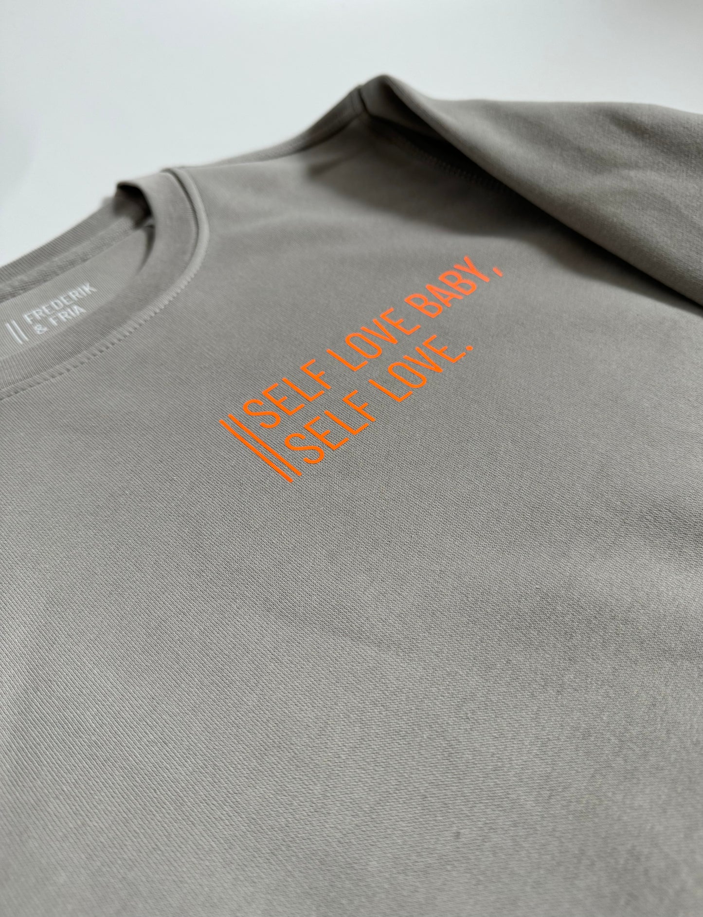 Sweatshirt Unisex 'Self love baby, self love.': Opal Grau / Neon Orange