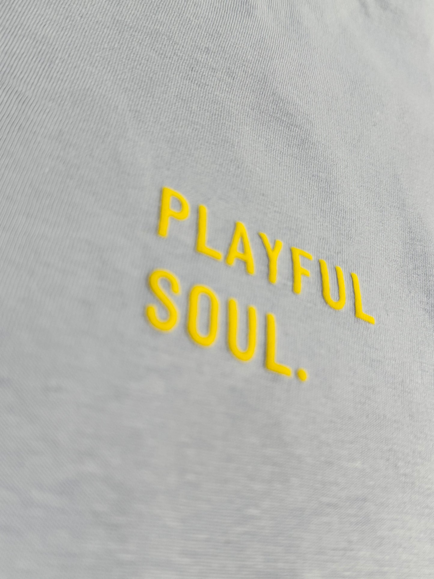 Frauen-Shirt ‚Playful Soul.‘: serene blue/ gelb