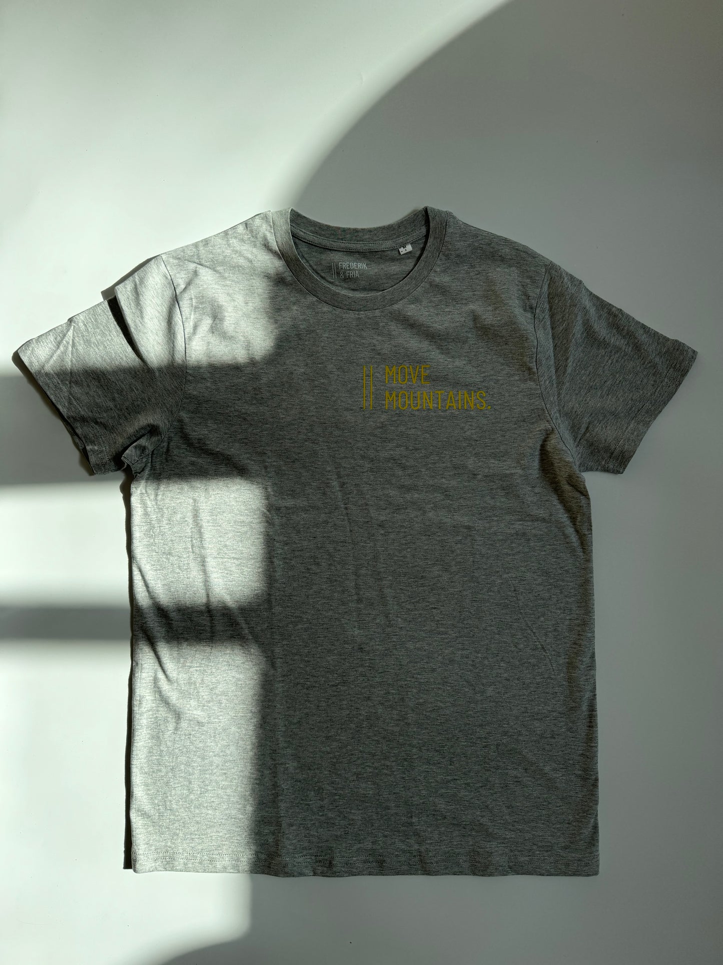 T-Shirt Unisex 'Move Mountains.': grau / gelb