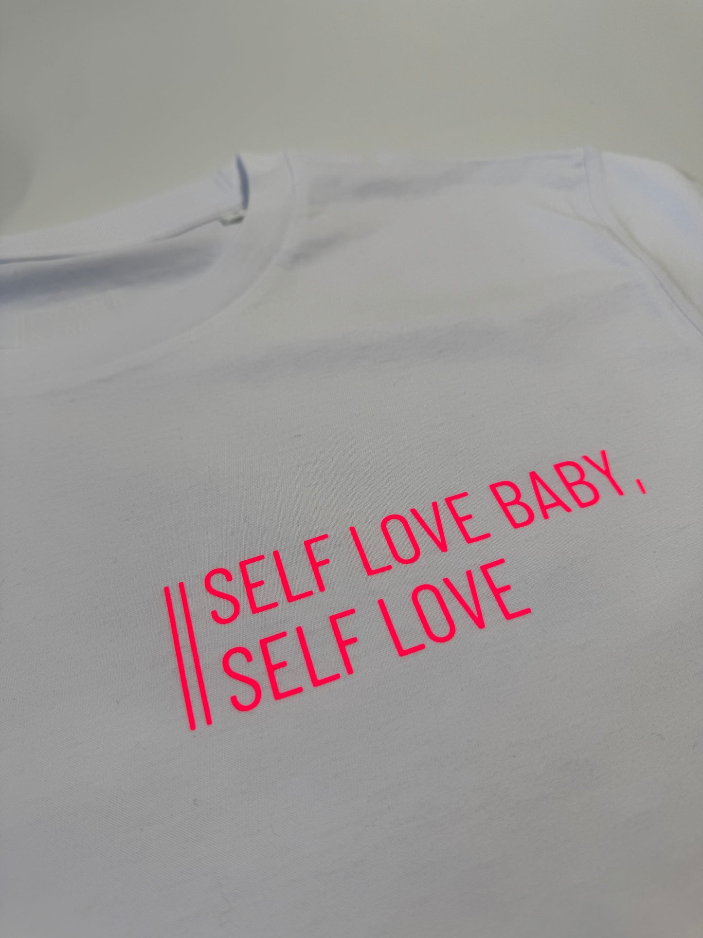 T-Shirt Unisex 'Self love baby, self love.': weiß / neon pink