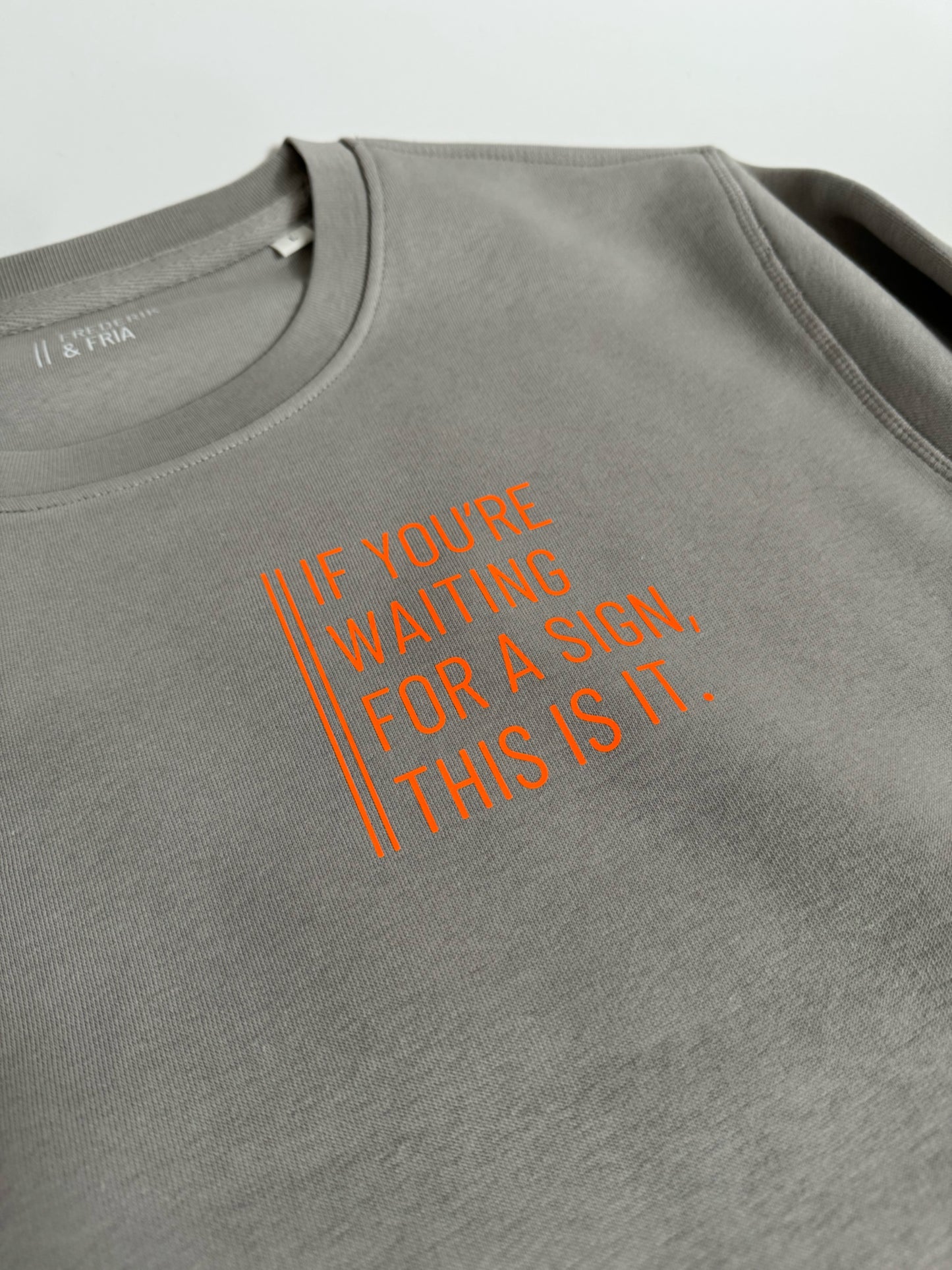 Sweatshirt Unisex 'If you‘re waiting for a sign, this is it.': Opal Grau / Neon Orange