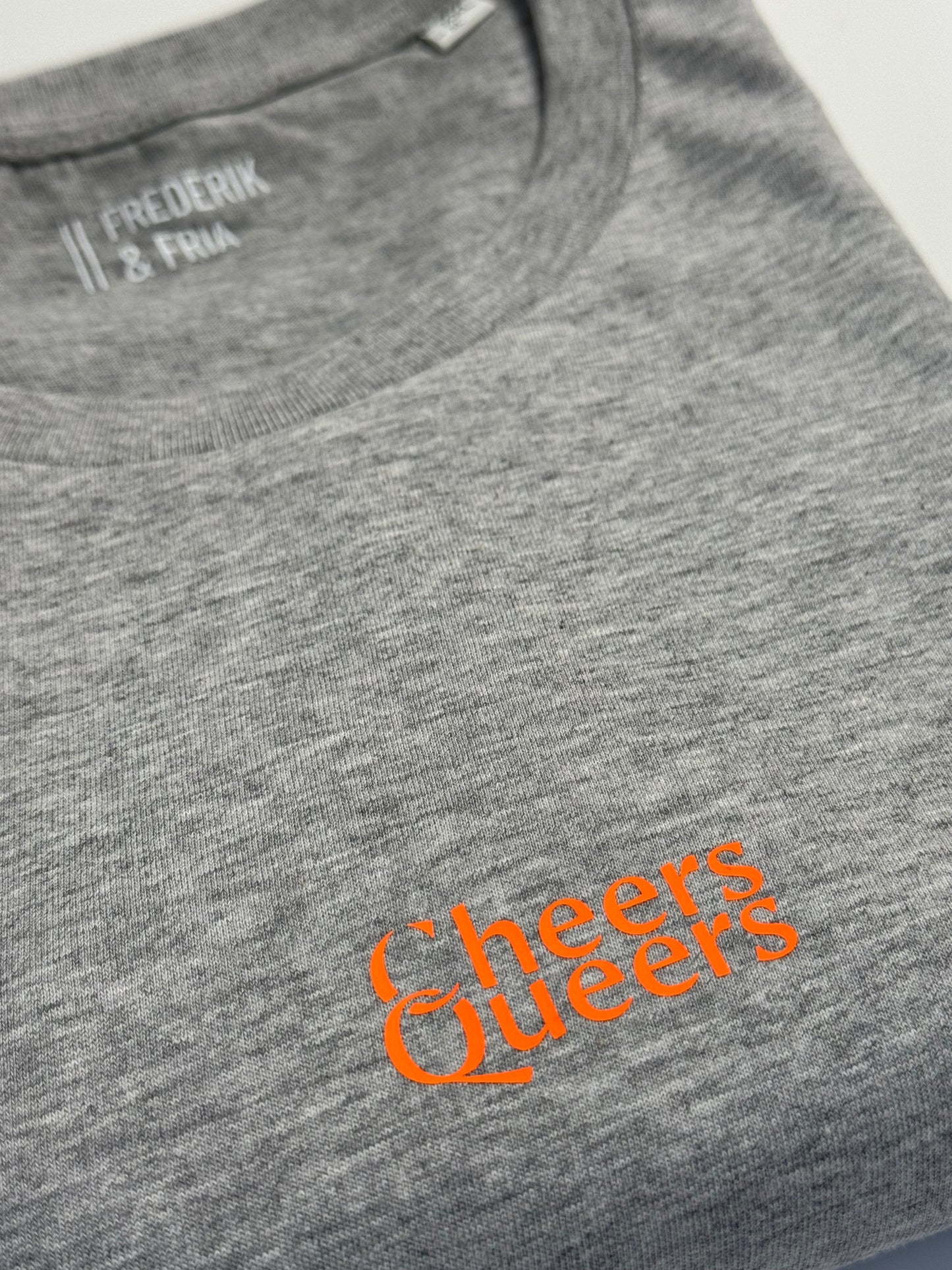 T-Shirt Unisex 'Cheers Queers': grau / neon orange
