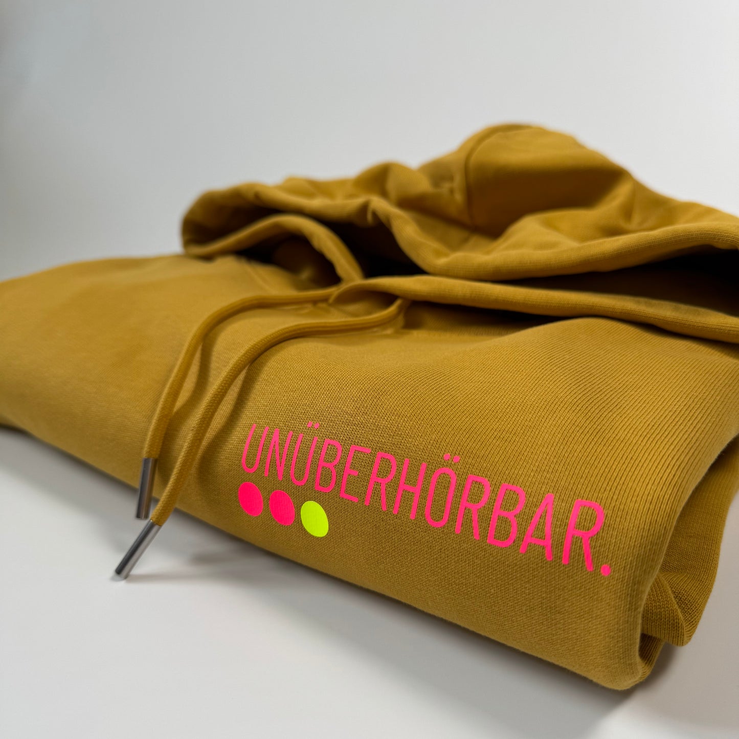 Hoodie Unisex 'Unshushable / Unüberhörbar.': Senf, Aloe / Neon Pink