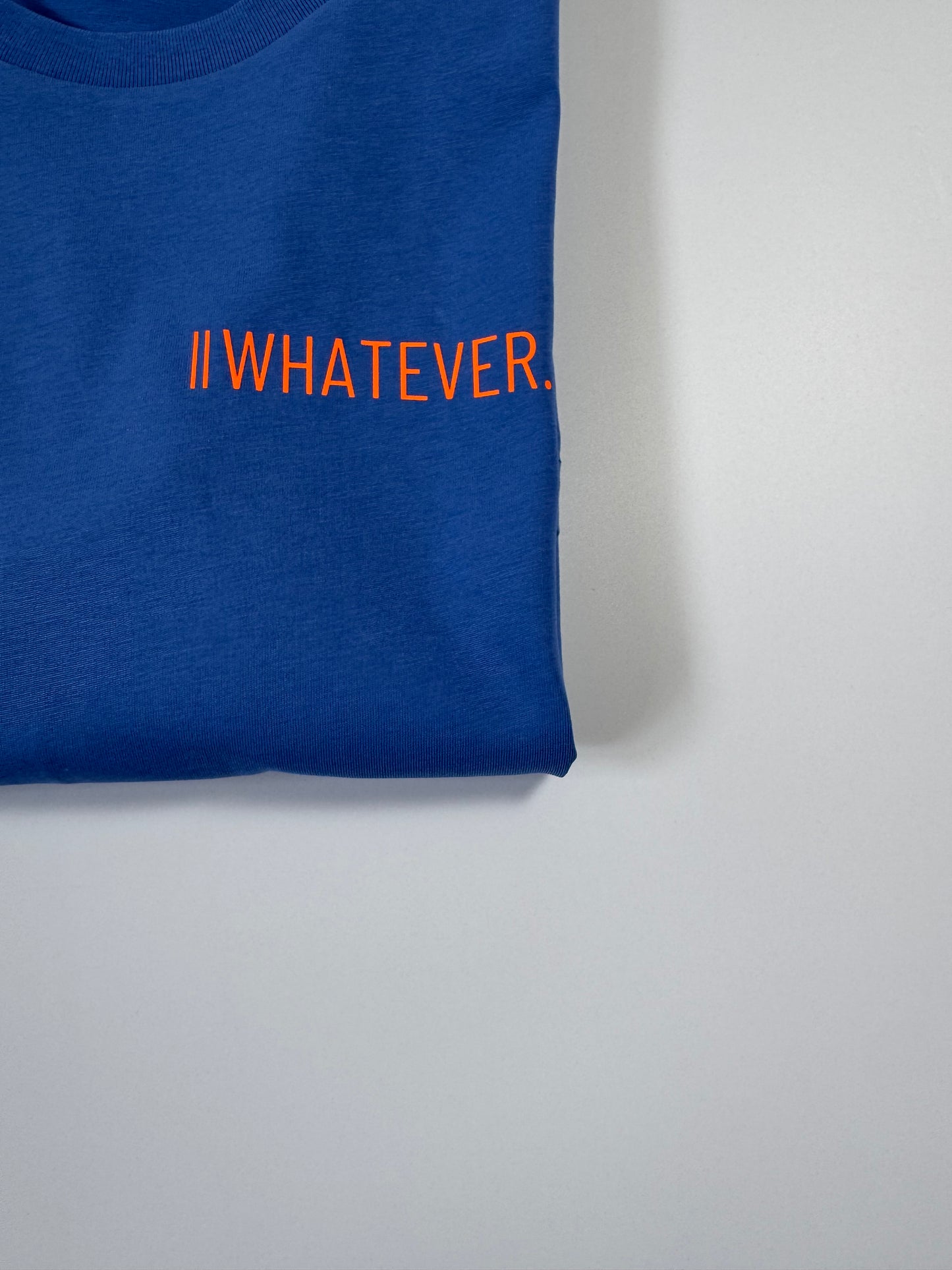 T-Shirt Unisex ‚whatever.‘ Blau / Neon Orange