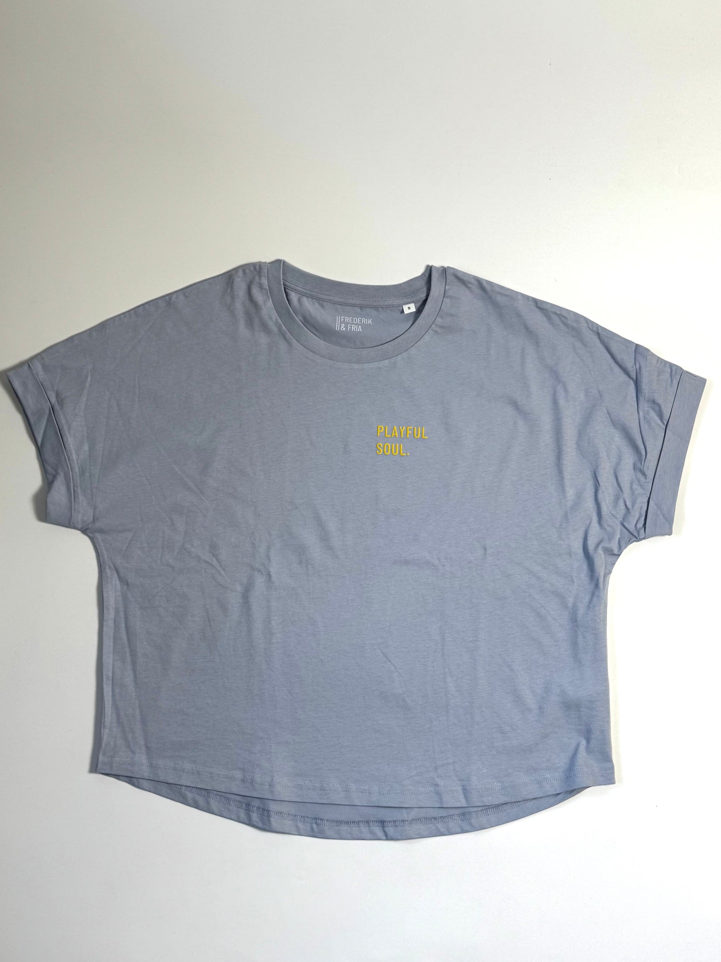 Frauen-Shirt ‚Playful Soul.‘: serene blue/ gelb