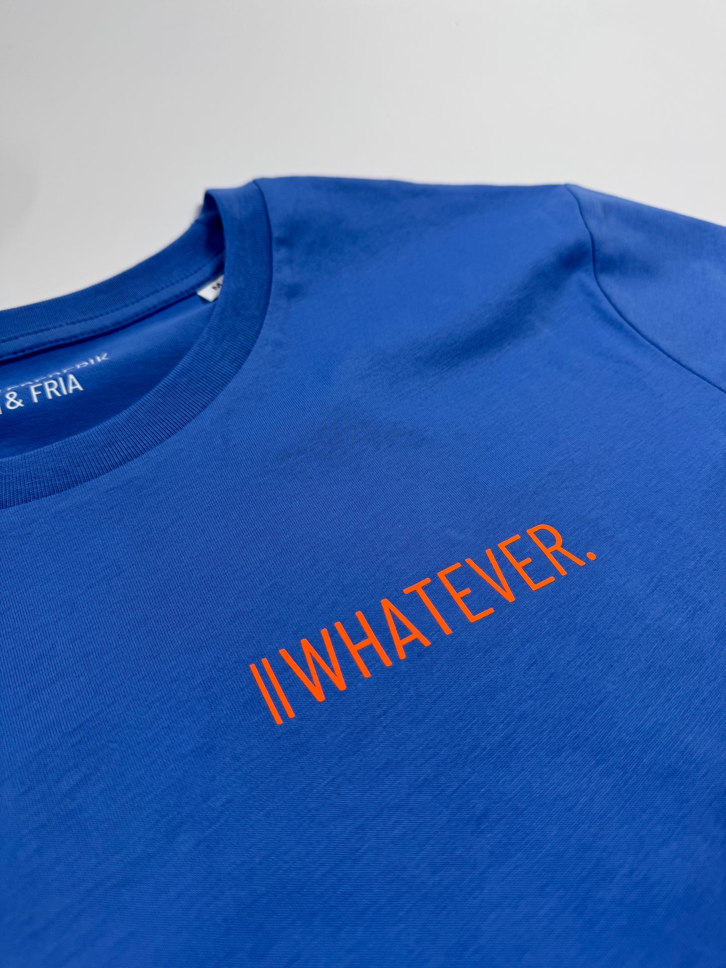 T-Shirt Unisex ‚whatever.‘ Blau / Neon Orange