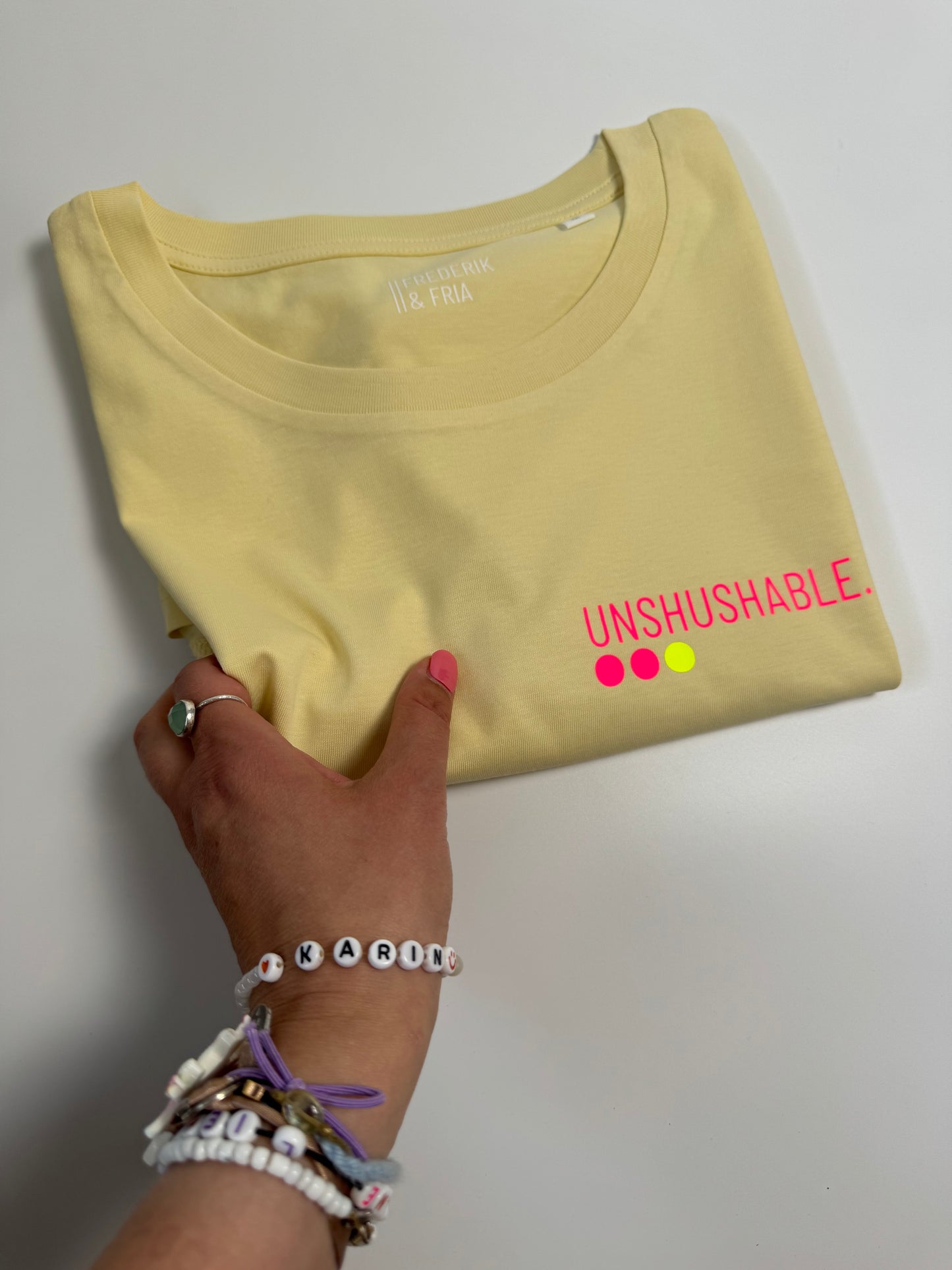 Frauen-Shirt ,unshushable‘: lila, weiß, gelb / neon pink