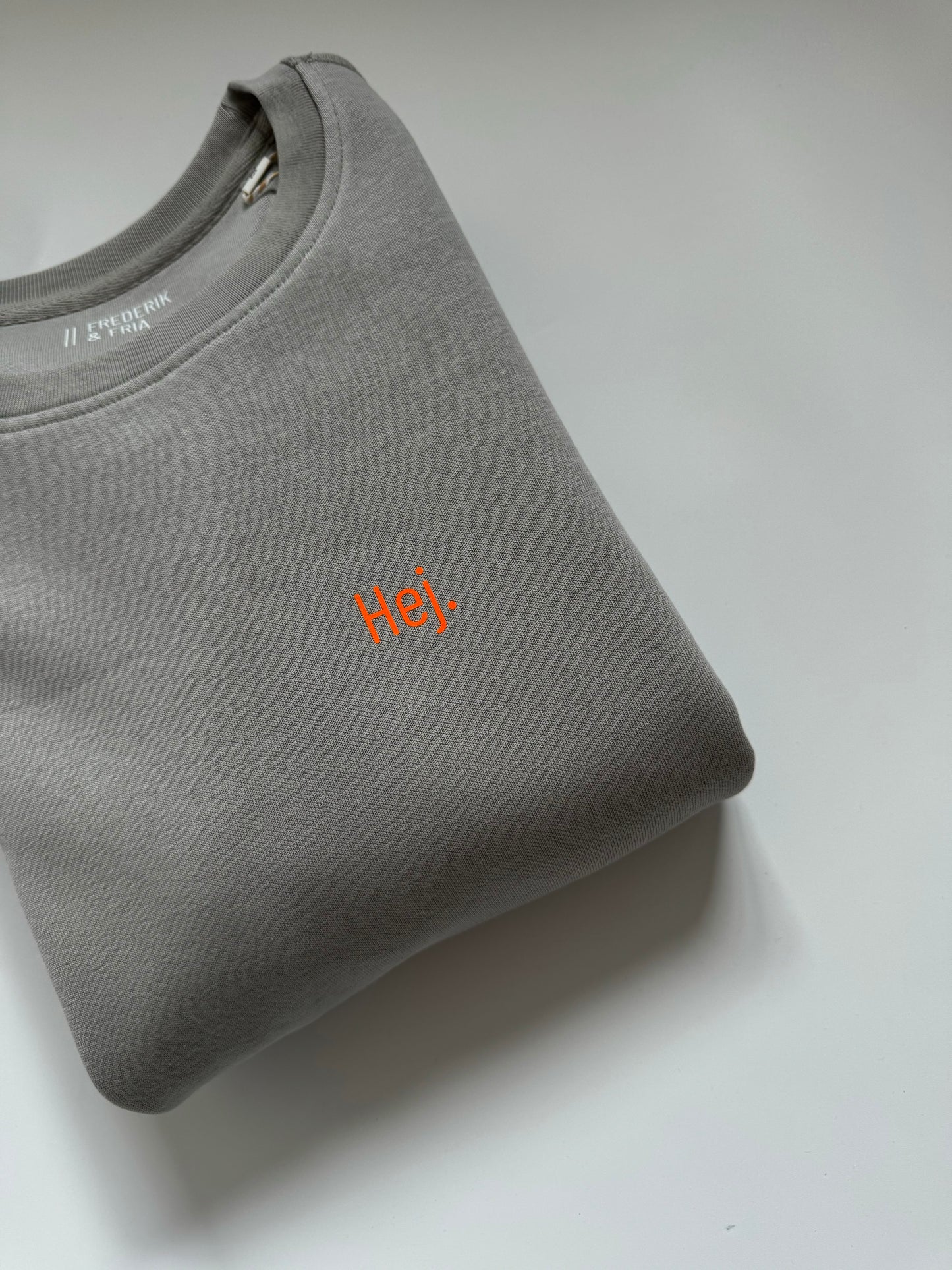 Sweatshirt Unisex 'Hej.': Opal Grau / Neon Orange