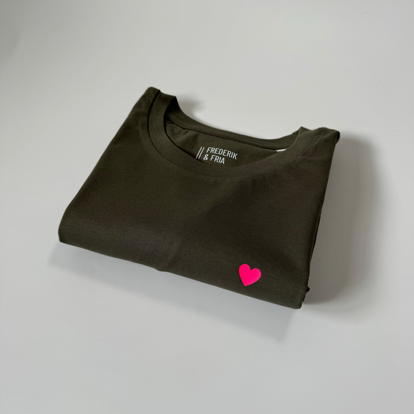 T-Shirt Unisex, Herzdruck: Khaki / Neon Pink