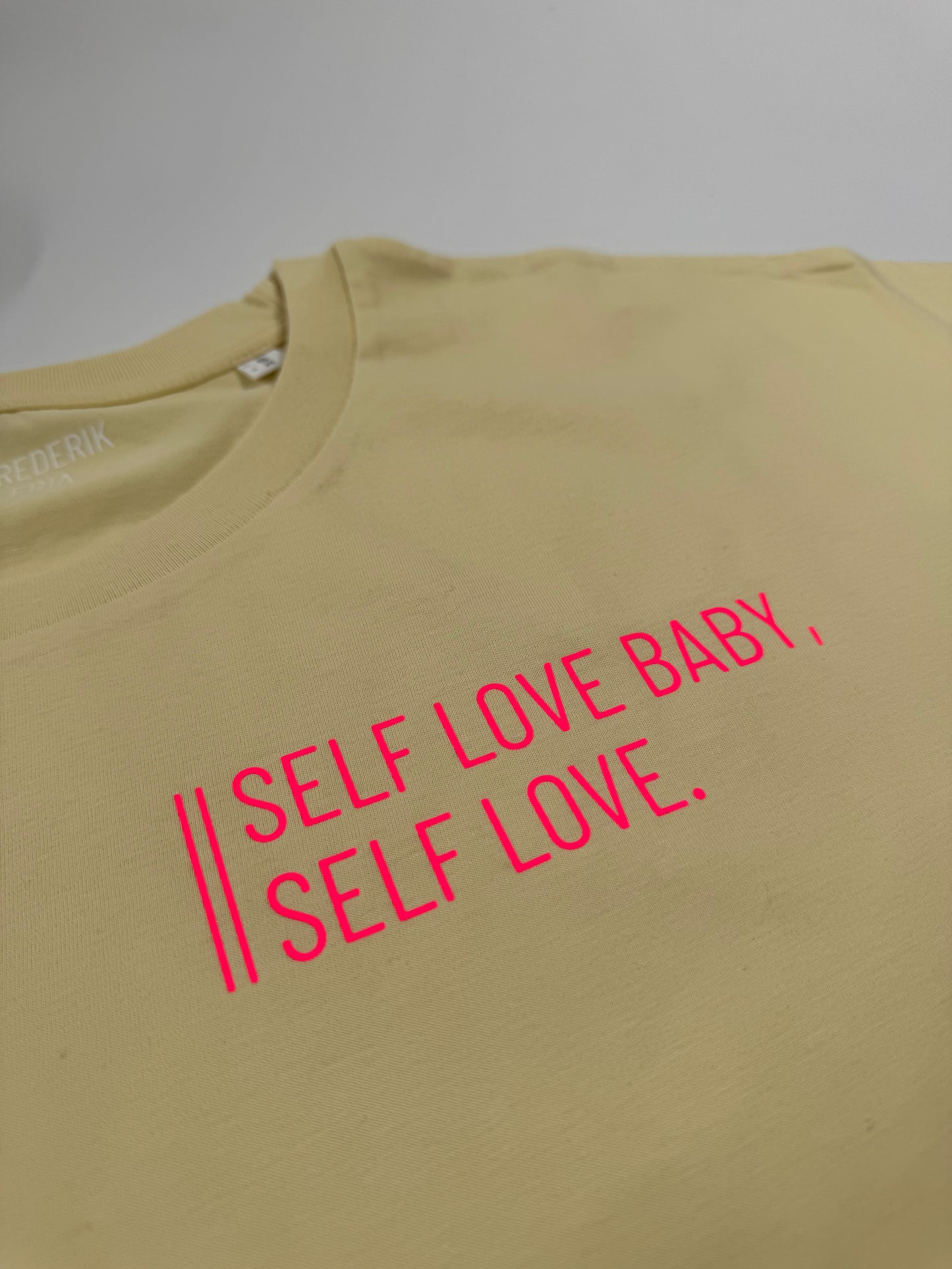 Frauen-Shirt ‚Self love baby, self love.‘: butter / neon pink