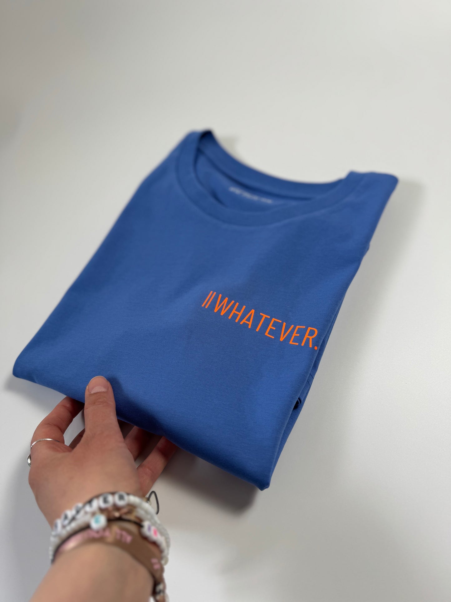 T-Shirt Unisex ‚whatever.‘ Blau / Neon Orange