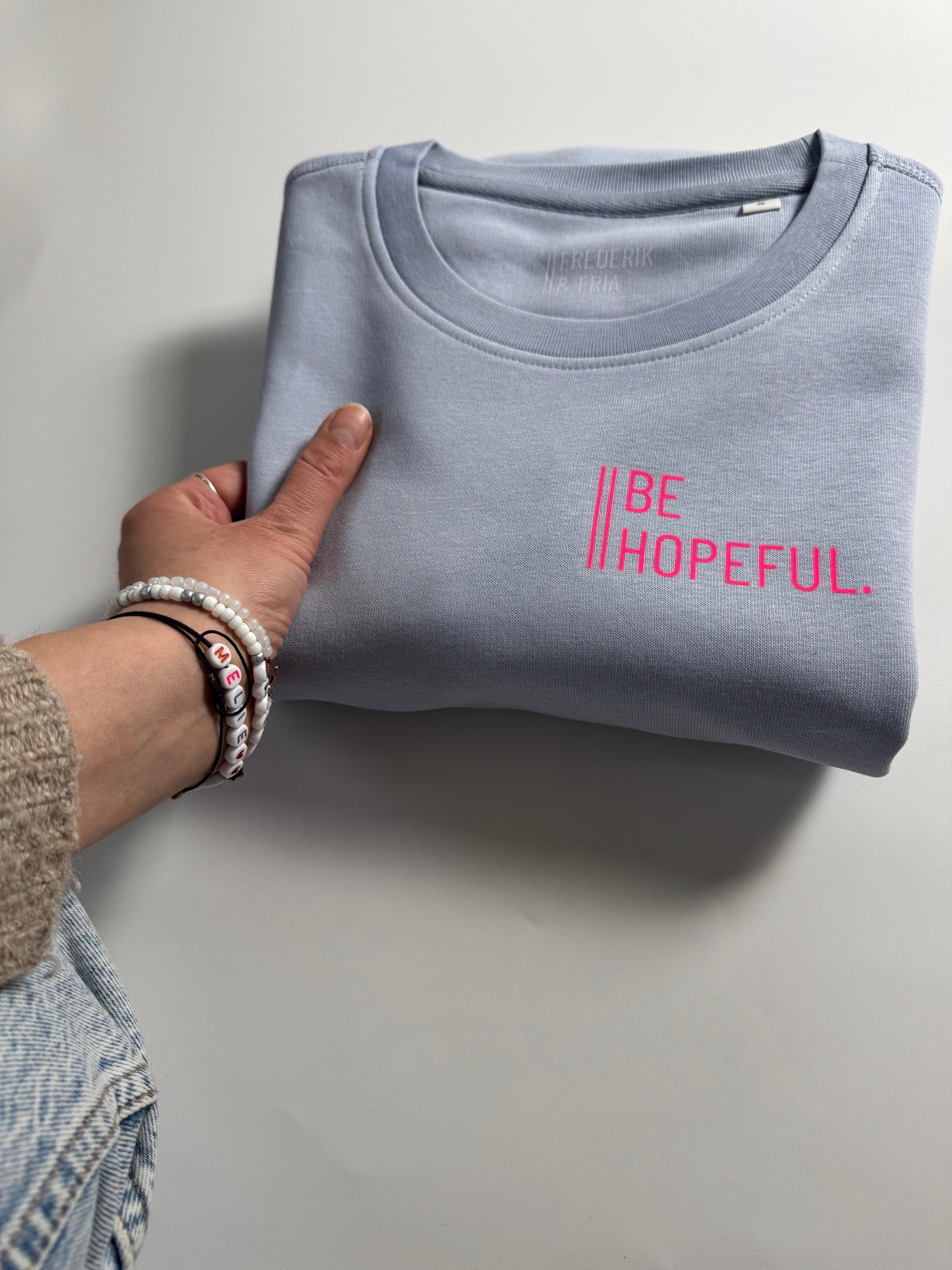 Sweatshirt Unisex 'Be hopeful.': Serene Blue / Neon Pink