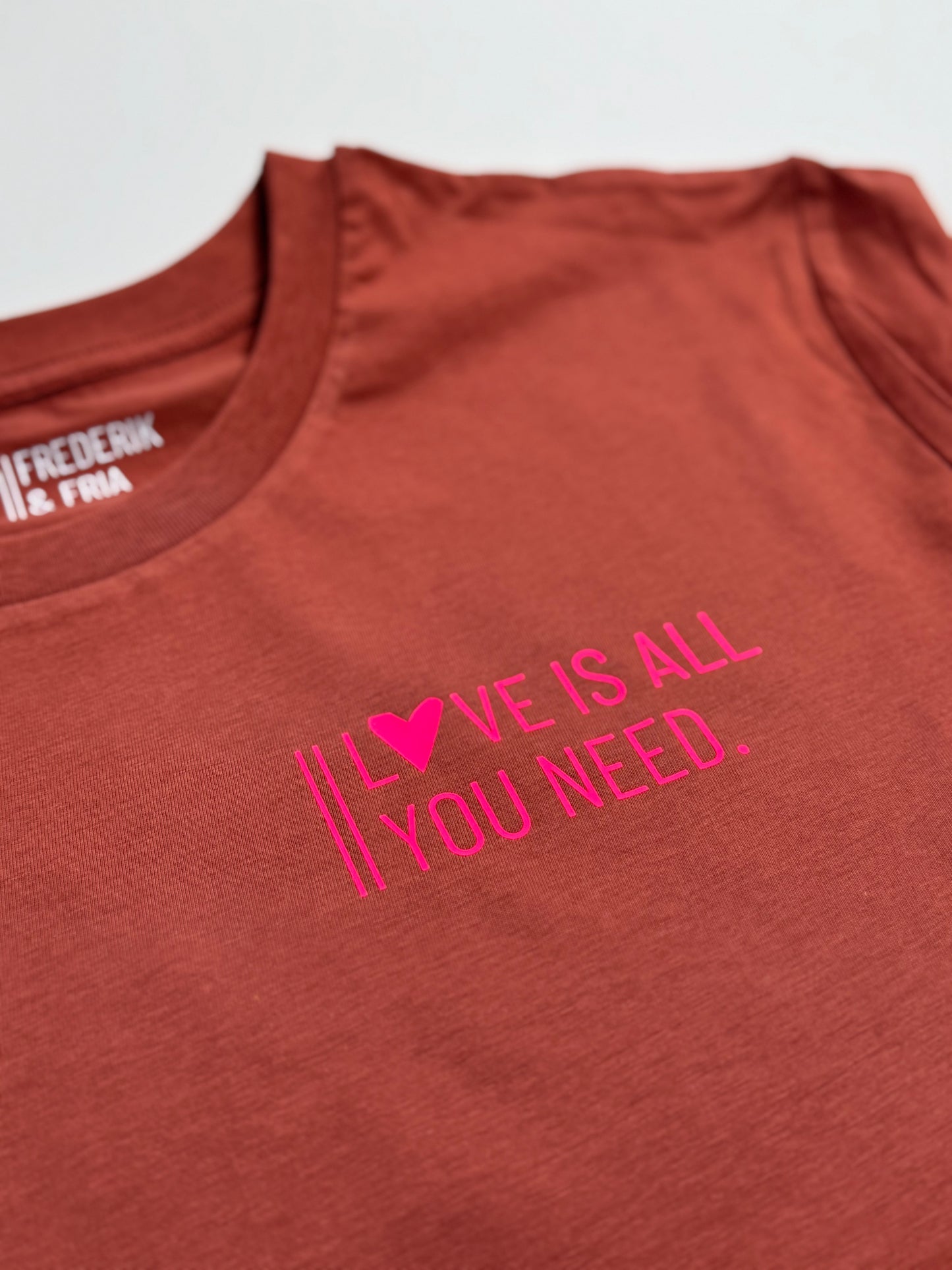 T-Shirt Unisex ‚Love is all you need.‘ Hibiscus / Neon Pink