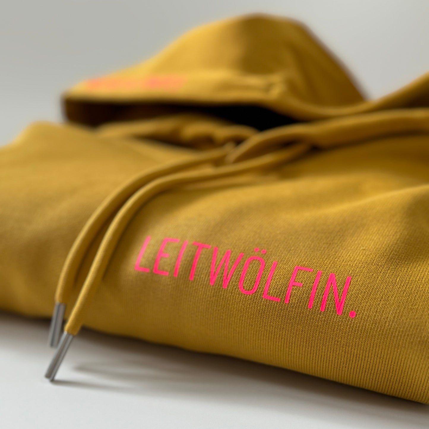 Hoodie Unisex 'Leitwölfin / Leitwolf.': Senfgelb / Neon Pink