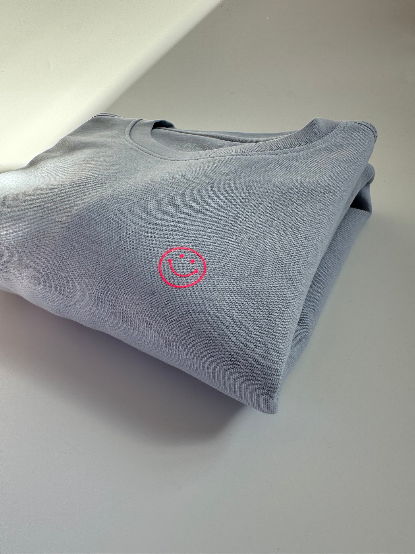 Sweatshirt Unisex Friendly Smile: Serene Blue / Neon Pink
