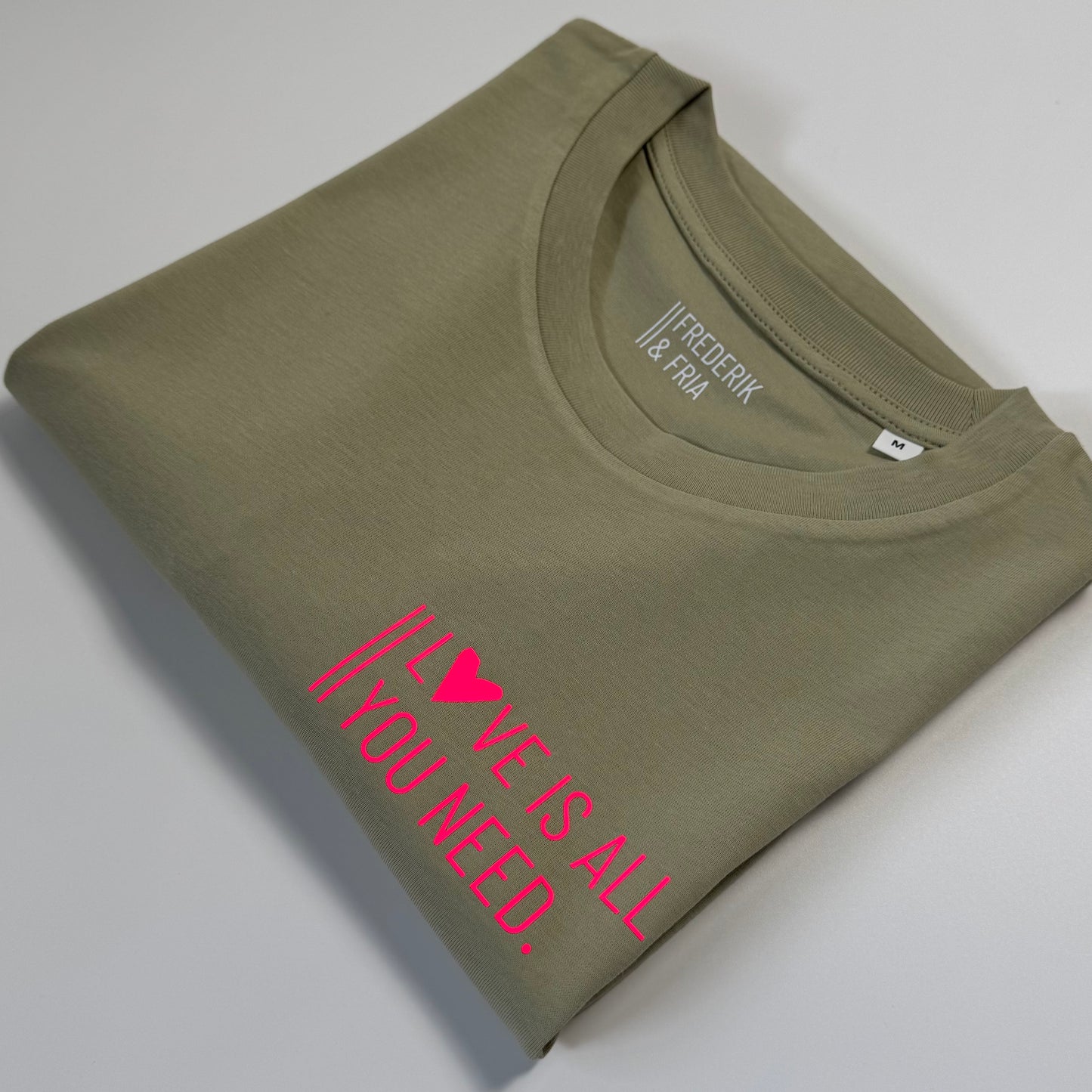 T-Shirt Unisex ‚Love is all you need.‘ Graugrün / Neon Pink