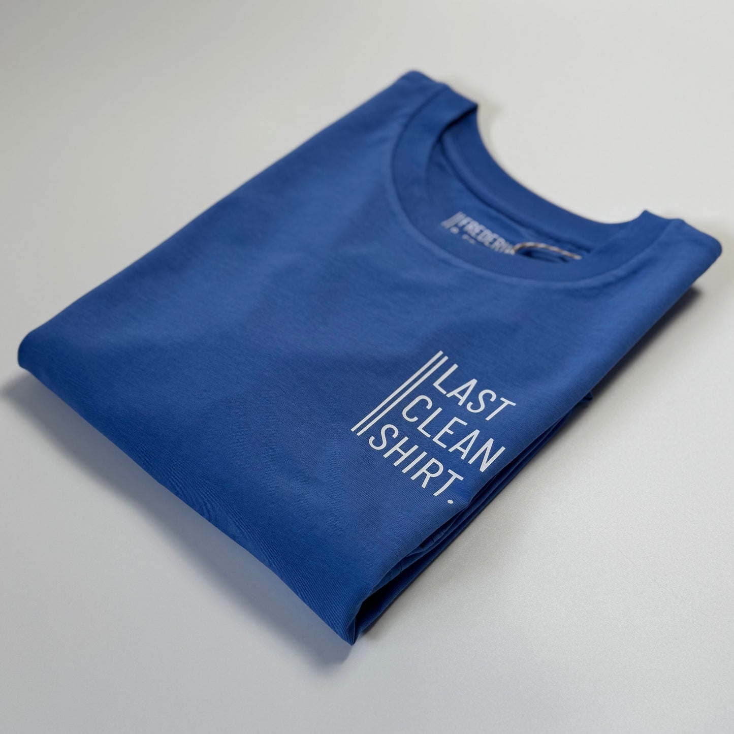 T-Shirt Unisex ‚Last Clean Shirt.‘, Blau / Weiß