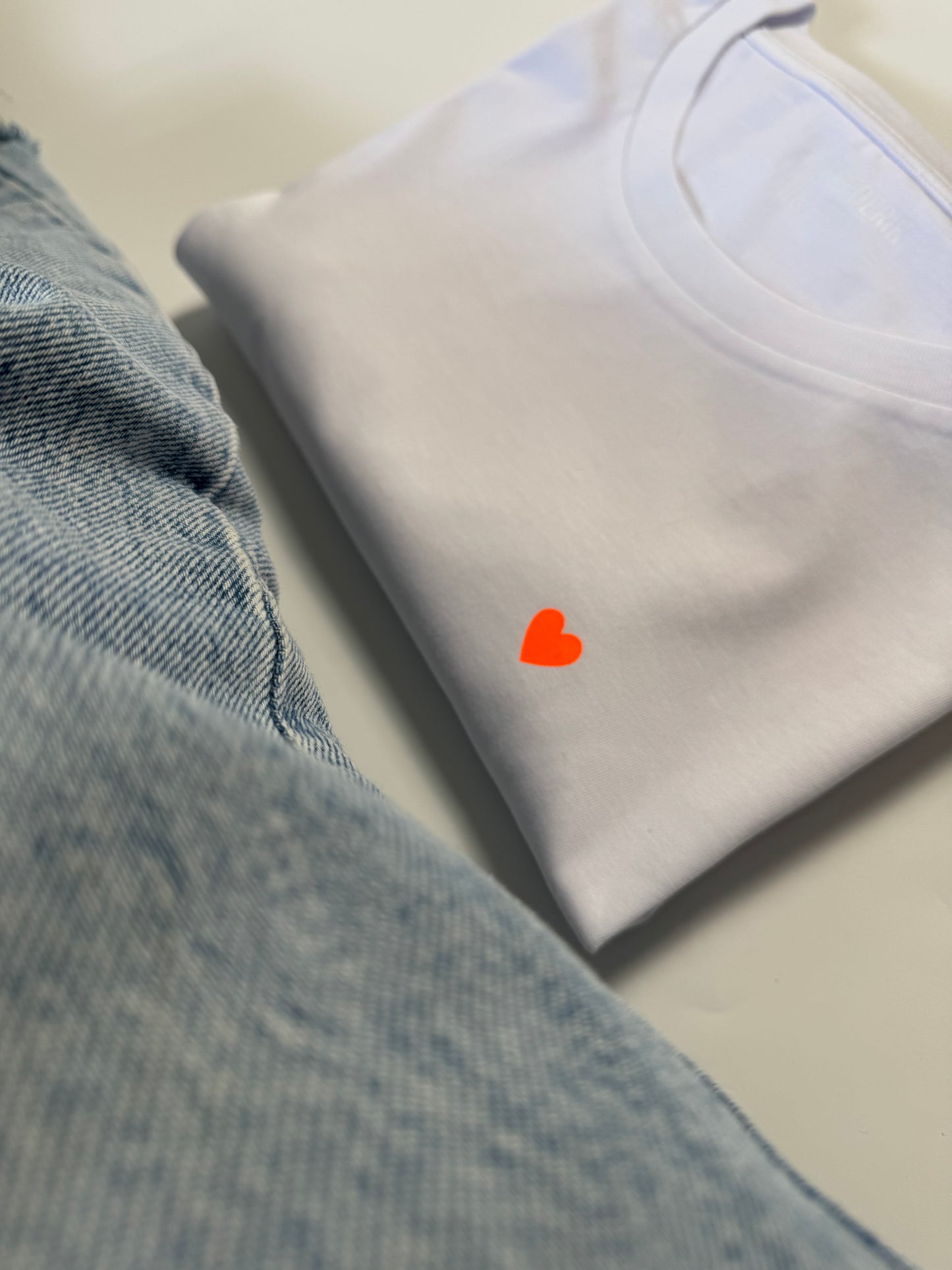 Frauen-Shirt, Herzdruck: weiß / neon orange