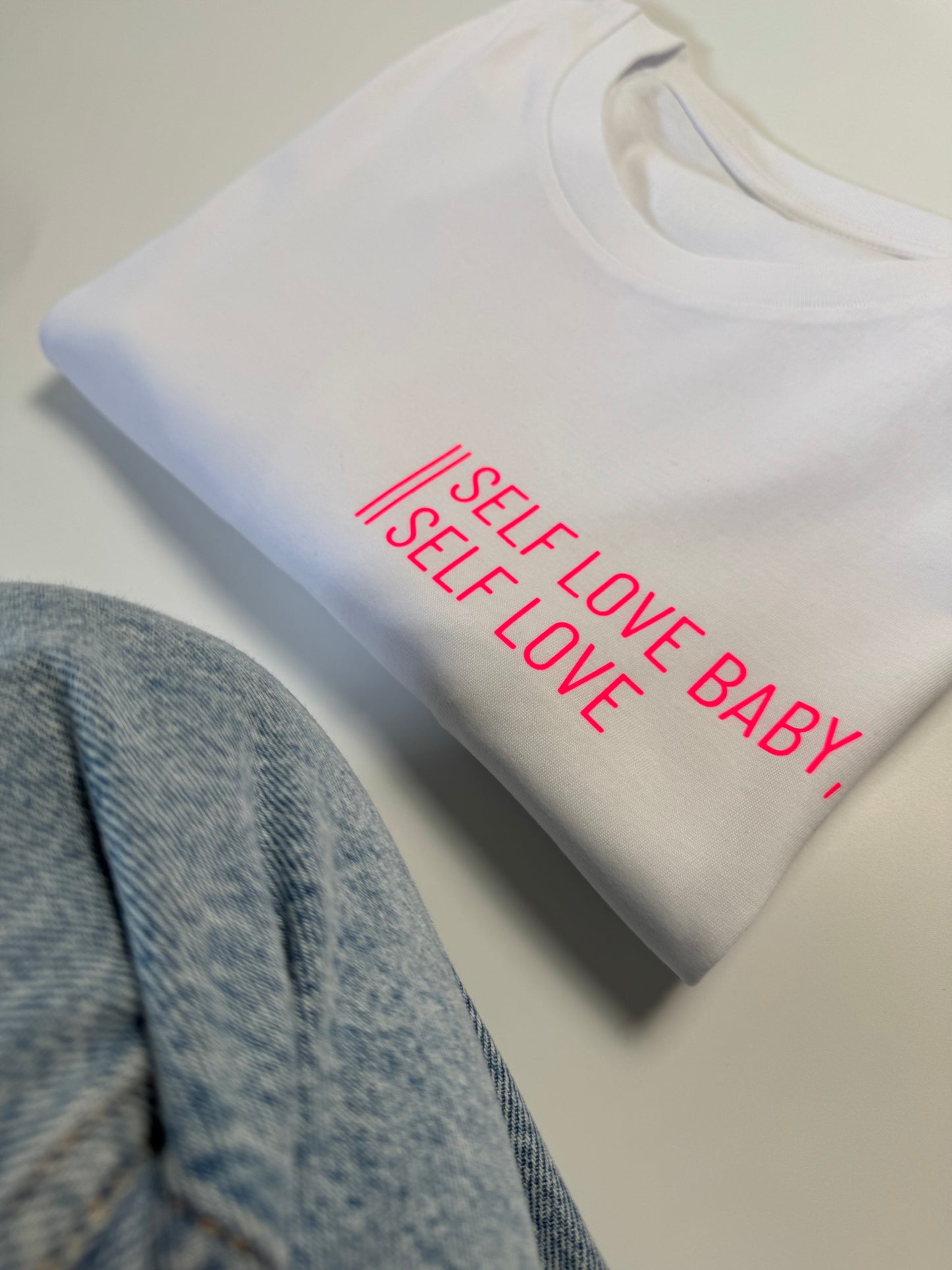 T-Shirt Unisex 'Self love baby, self love.': weiß / neon pink