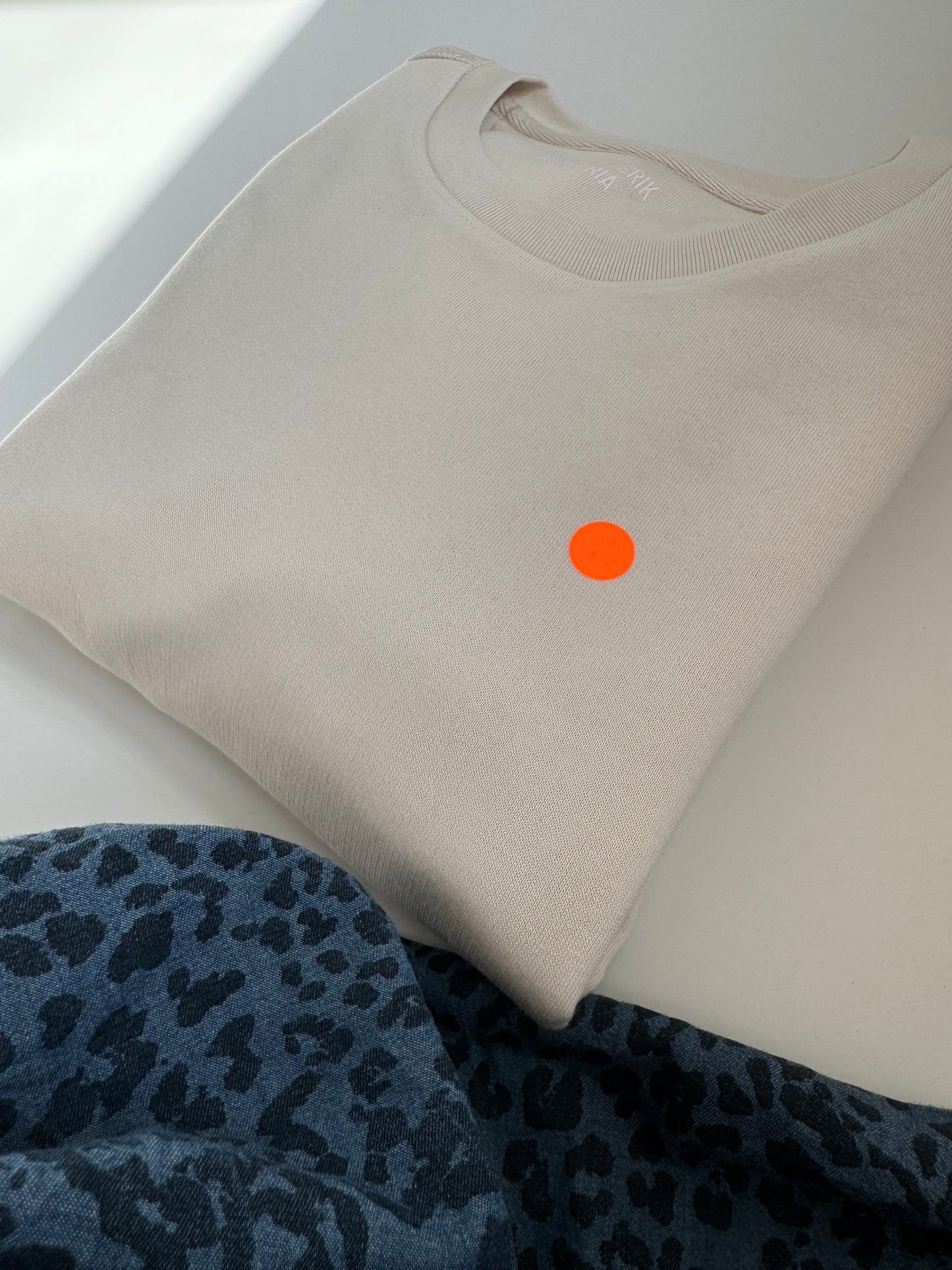 Sweatshirt Unisex 'Punkt': Vintage white / neon orange