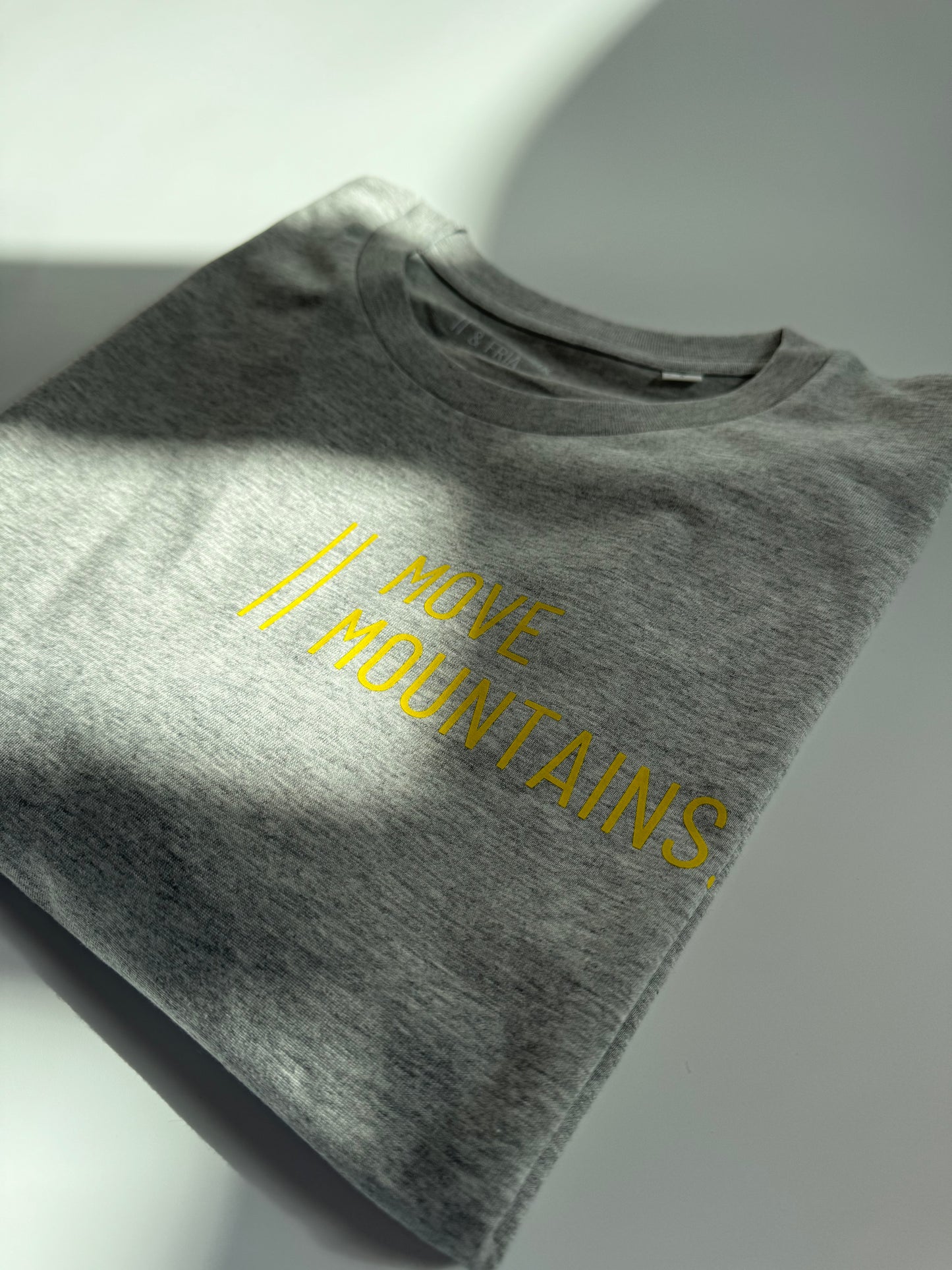 T-Shirt Unisex 'Move Mountains.': grau / gelb