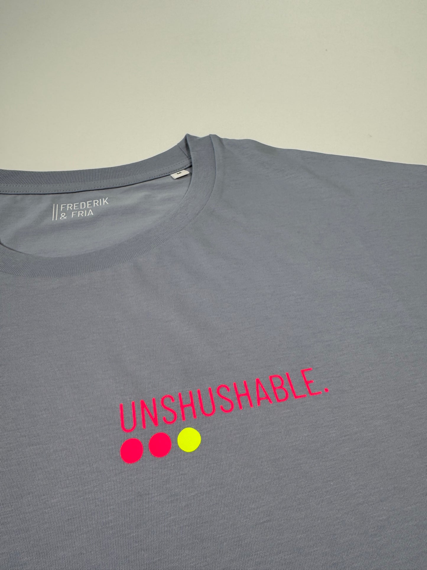 Frauen-Shirt ,unshushable‘: lila, weiß, gelb / neon pink