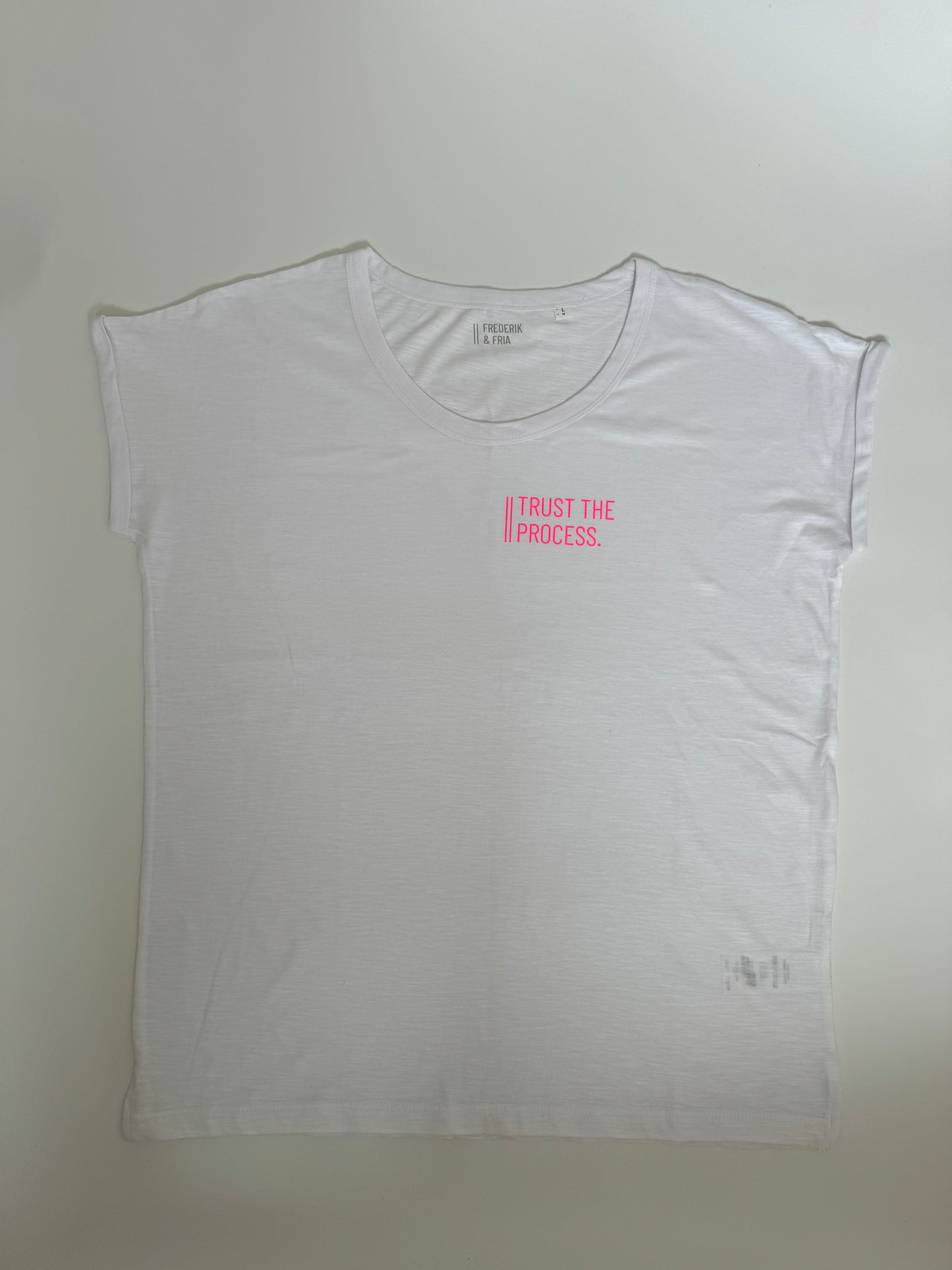 T-Shirt Frauen ‚Trust the process‘: weiß / neon pink