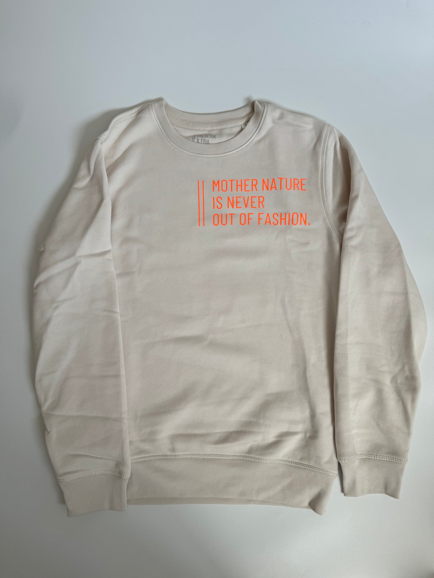Sweatshirt Unisex 'Mother nature is never out of fashion.': Vintage White / Neon Orange