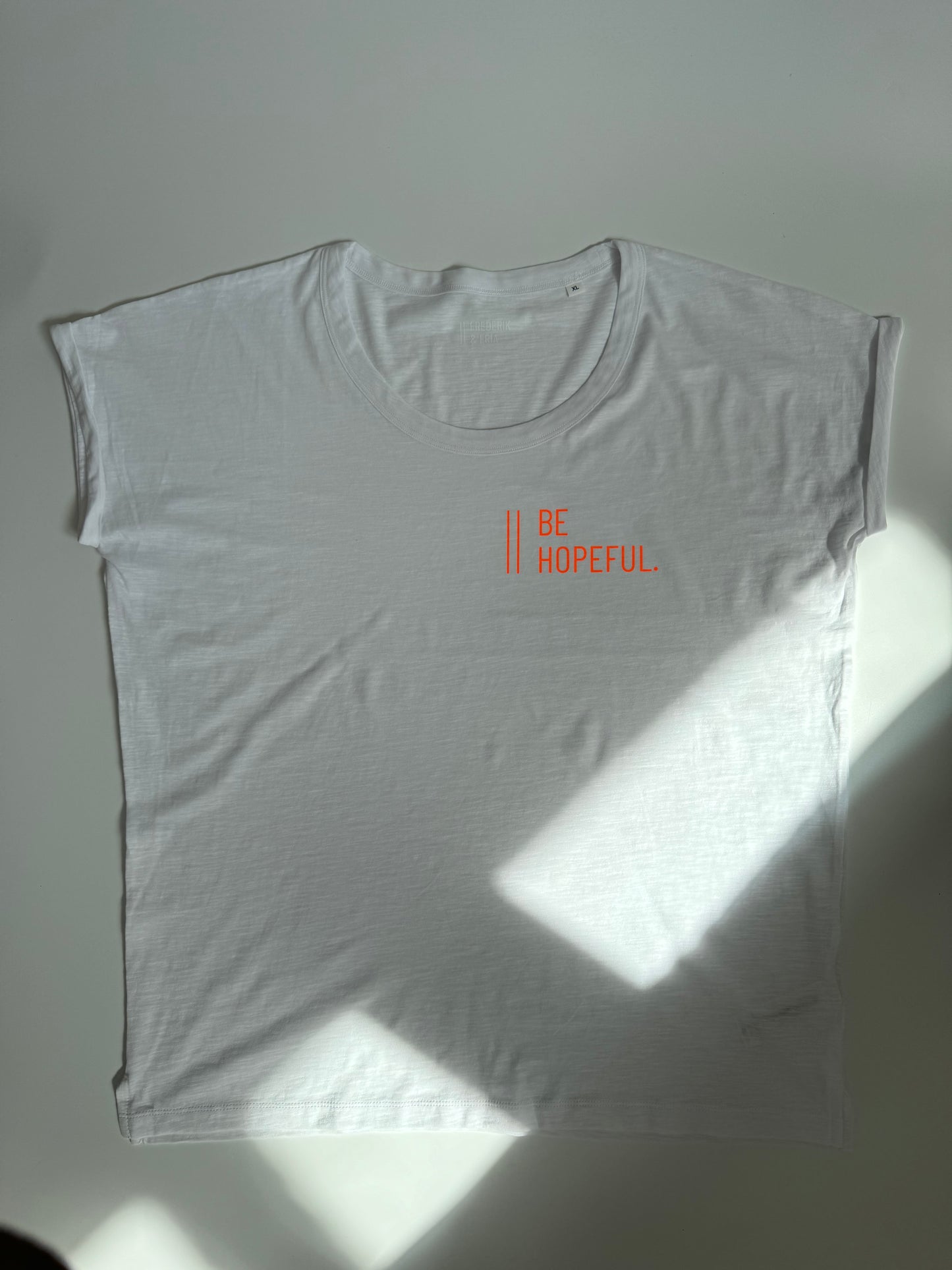 T-Shirt Frauen 'Be hopeful.': weiß / neon orange