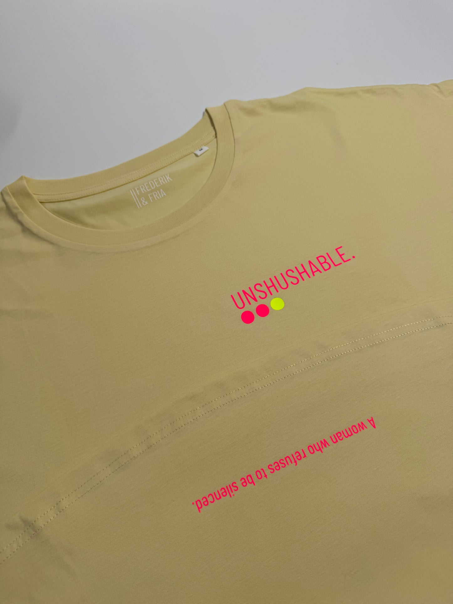 Frauen-Shirt ,unshushable‘: lila, weiß, gelb / neon pink