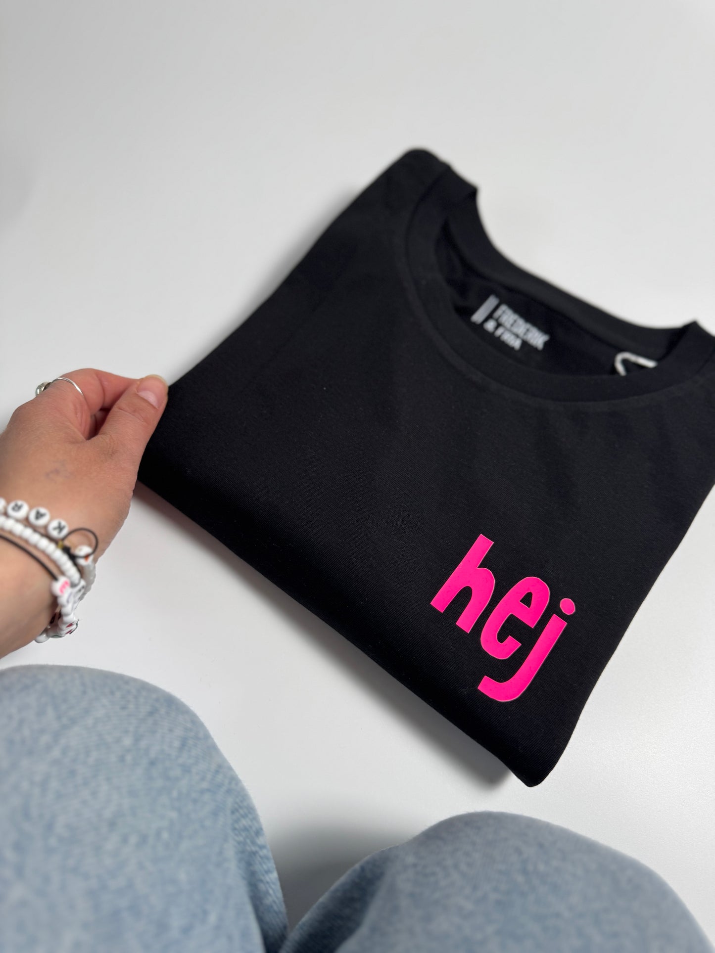 T-Shirt Unisex, ‚hej’, Schwarz / Neon Pink