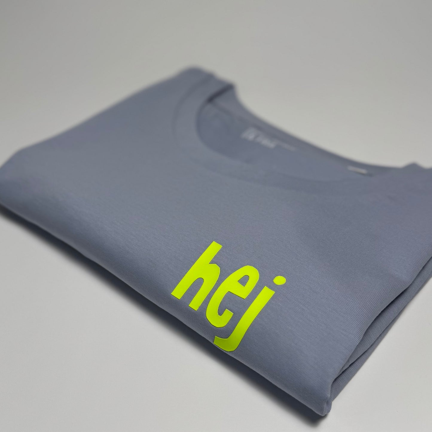 Frauen-Shirt ‚hej‘: serene blue/ neon gelb