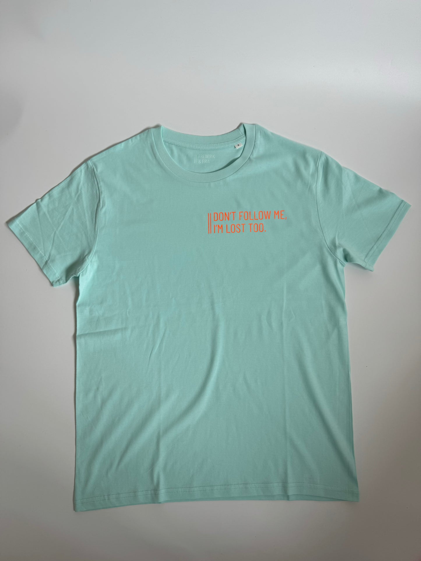T-Shirt Unisex 'Don’t follow me, I’m lost too.‘ Caribbean Blue / Neon Orange