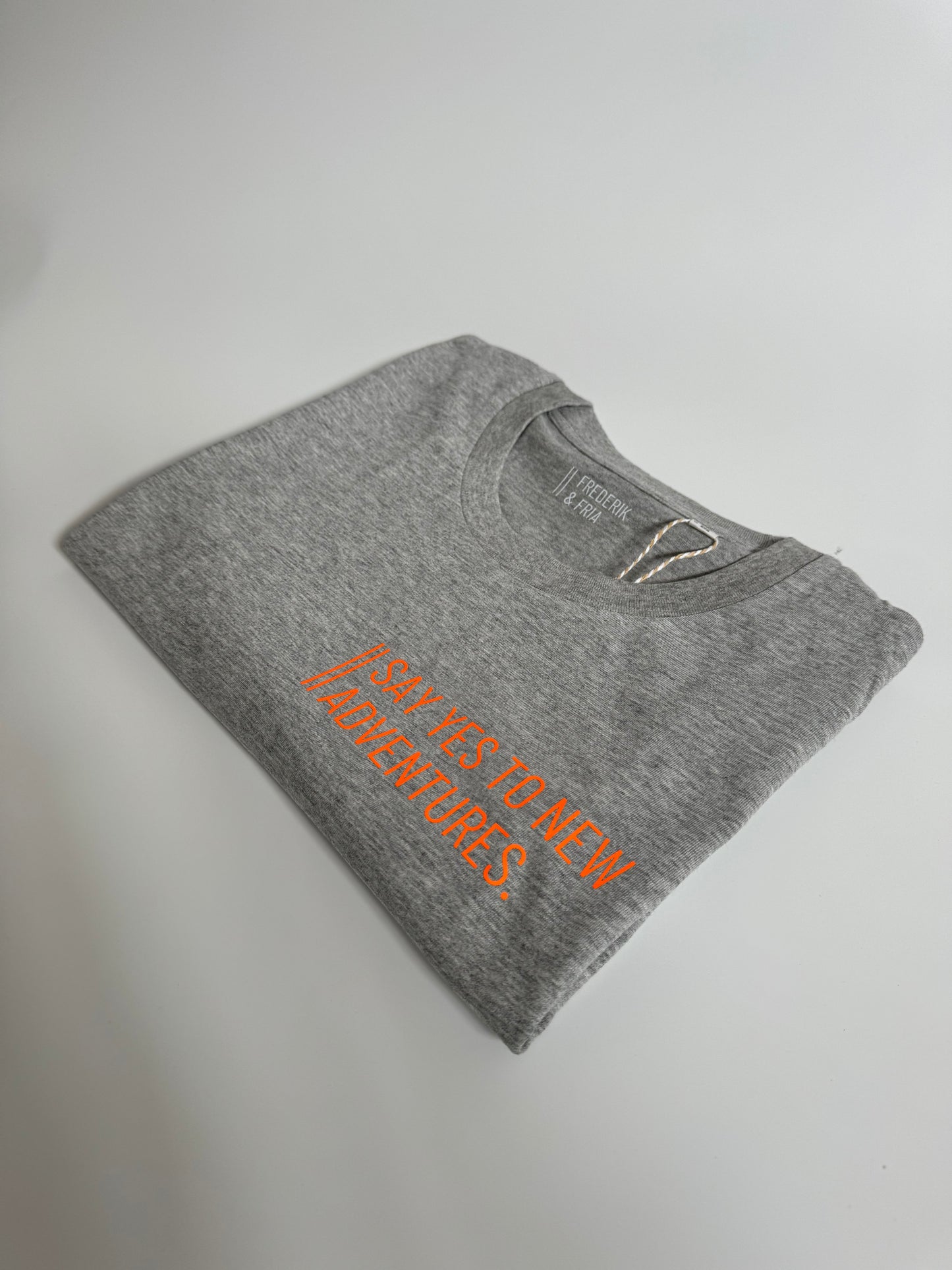 T-Shirt Unisex 'Say yes to new adventures.': grau / neon orange