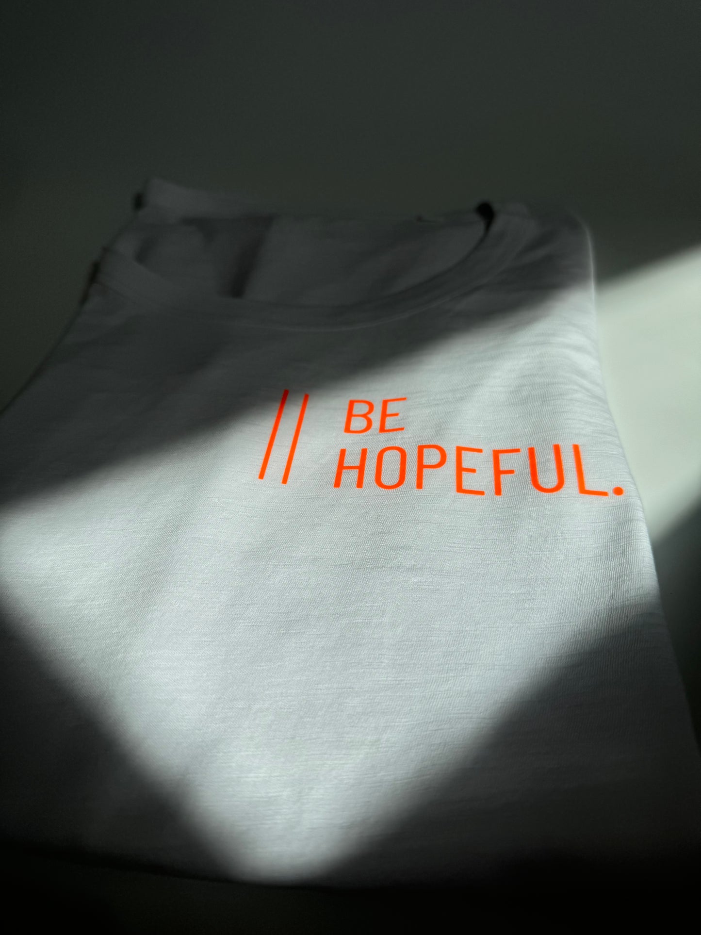 T-Shirt Frauen 'Be hopeful.': weiß / neon orange